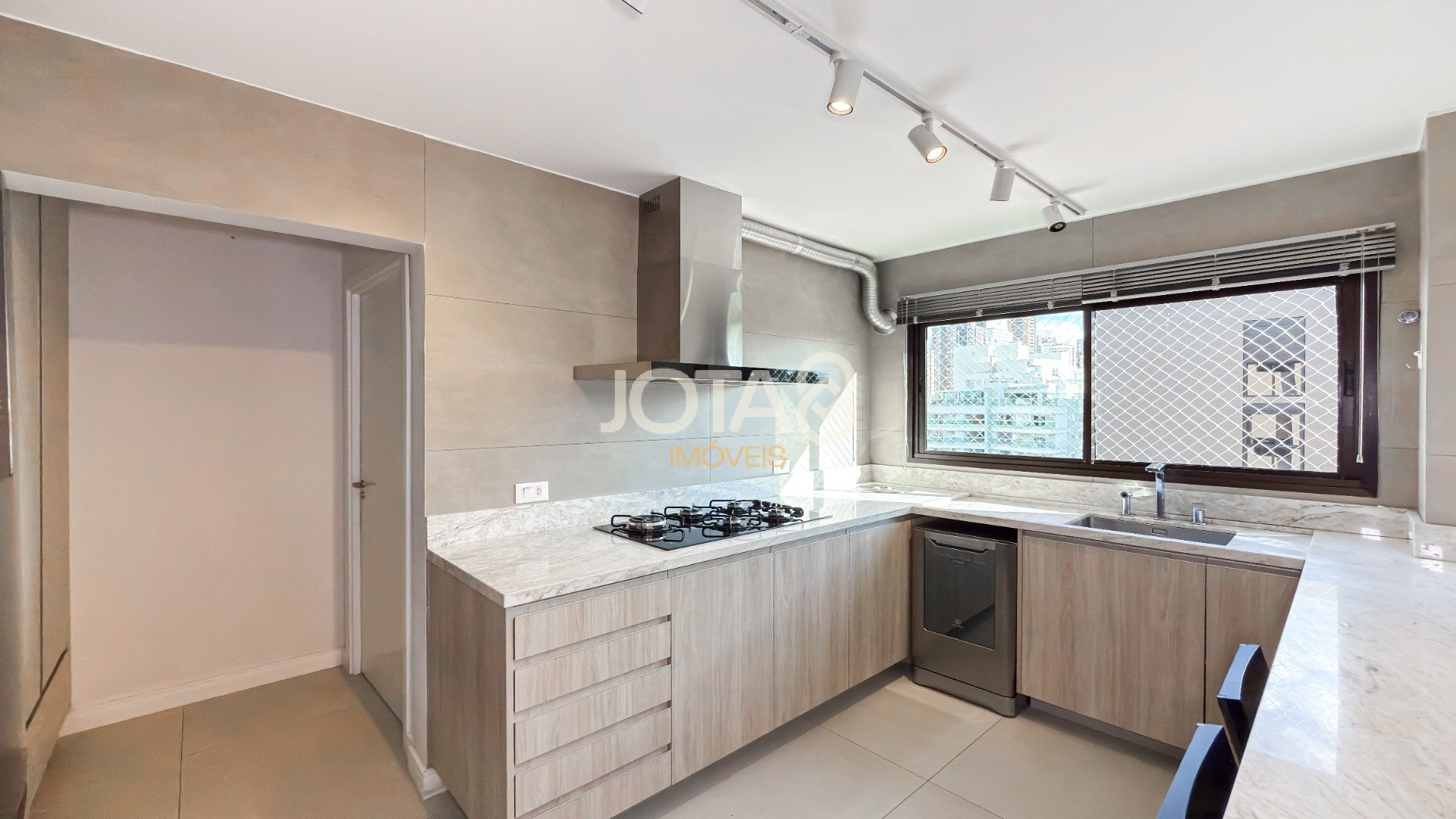 CONFORTO, SILÊNCIO E MUITO SOL: 156 M² ENTRE MERCÊS E BIGORRILHO