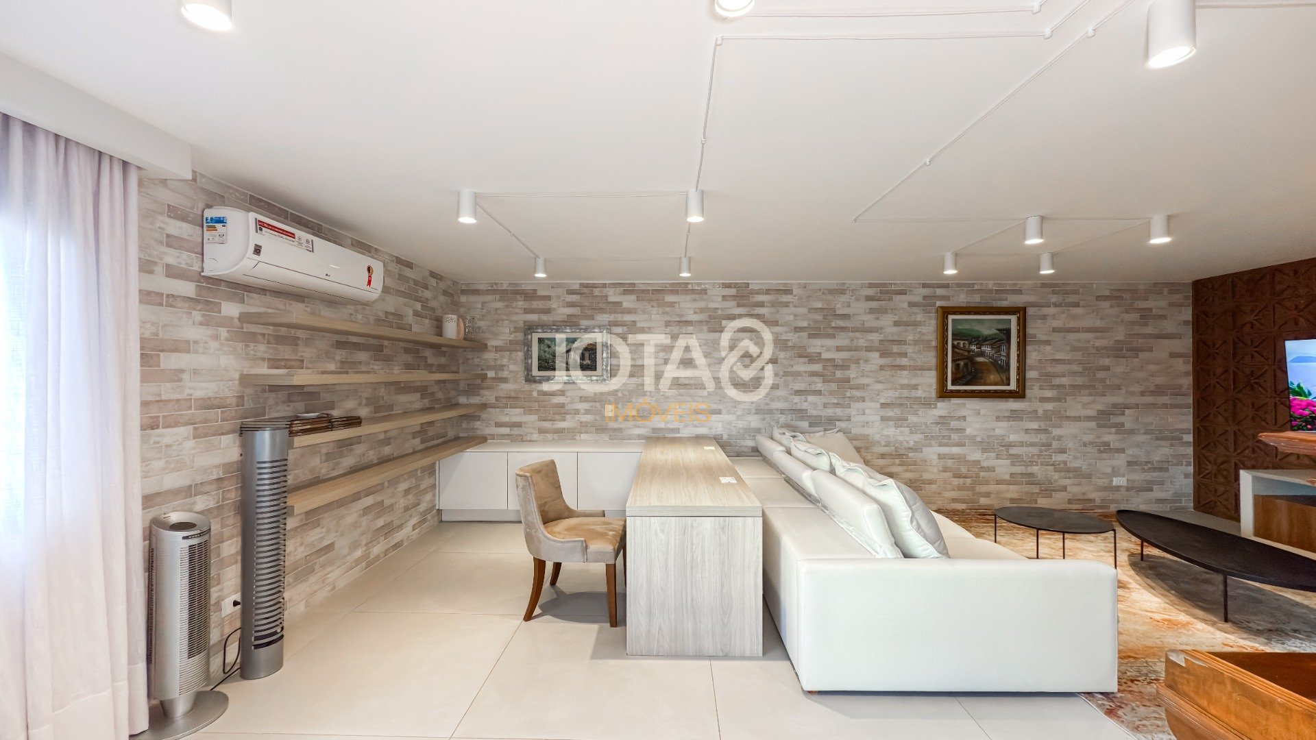 CONFORTO, SILÊNCIO E MUITO SOL: 156 M² ENTRE MERCÊS E BIGORRILHO