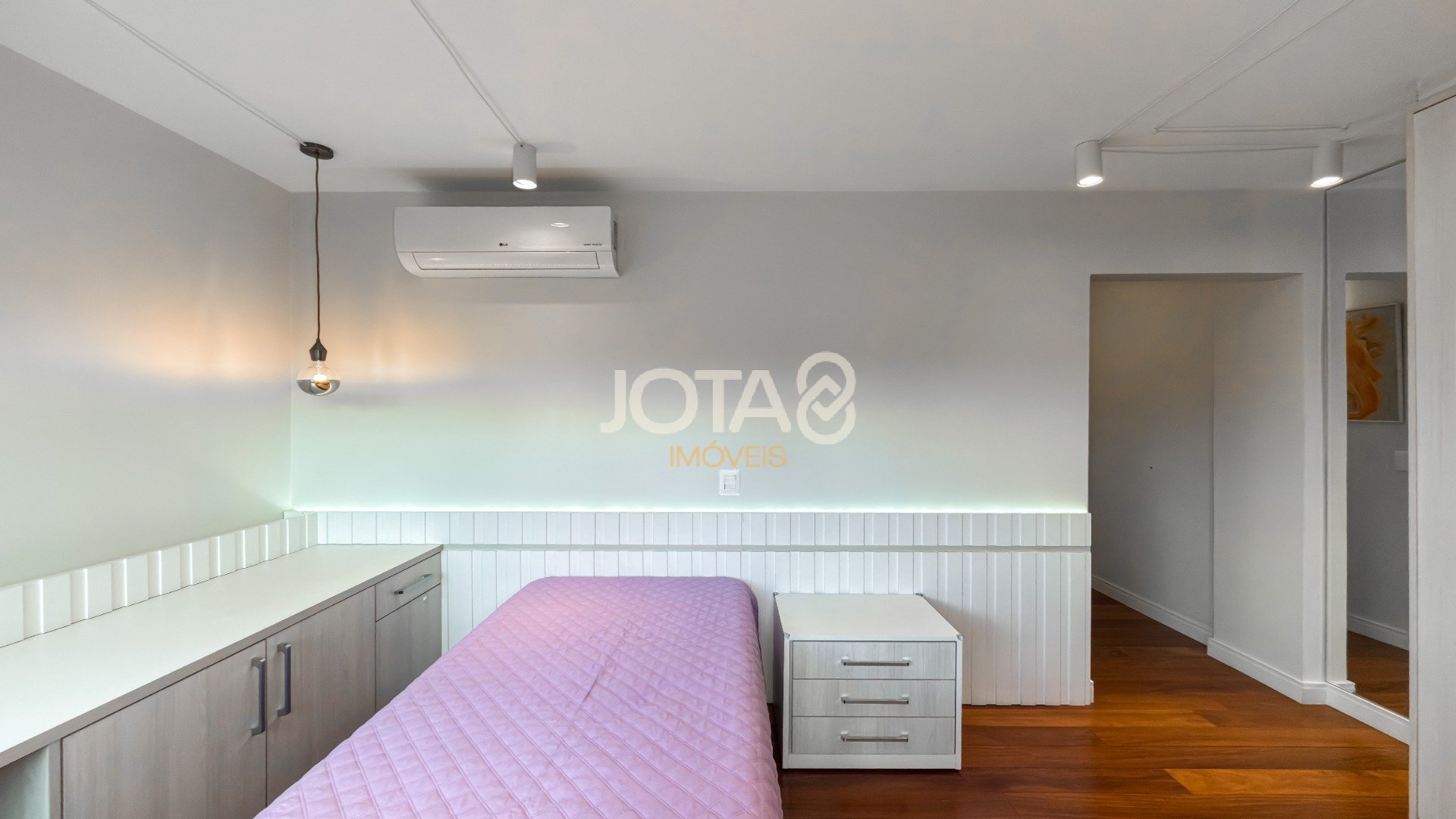 CONFORTO, SILÊNCIO E MUITO SOL: 156 M² ENTRE MERCÊS E BIGORRILHO