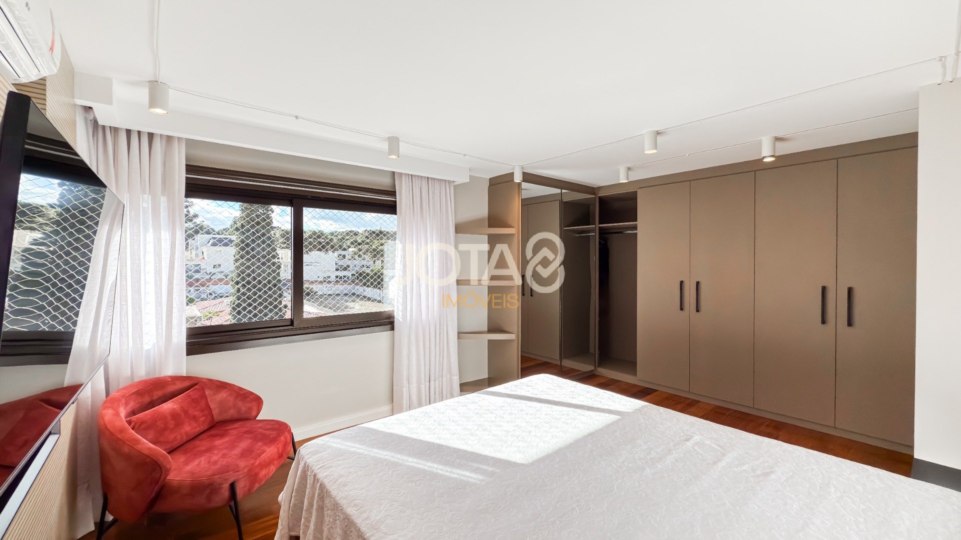 CONFORTO, SILÊNCIO E MUITO SOL: 156 M² ENTRE MERCÊS E BIGORRILHO