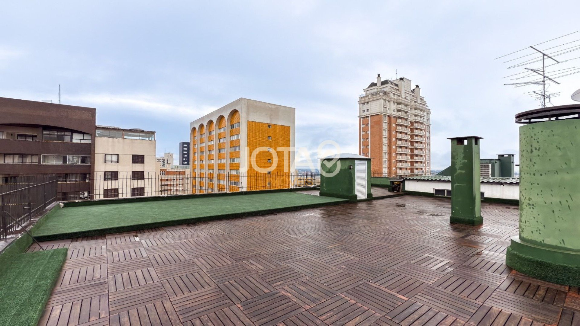 COBERTURA TRIPLEX - 4 QUARTOS - 2 VAGAS - AO LADO DO SHOPPING CURITIBA