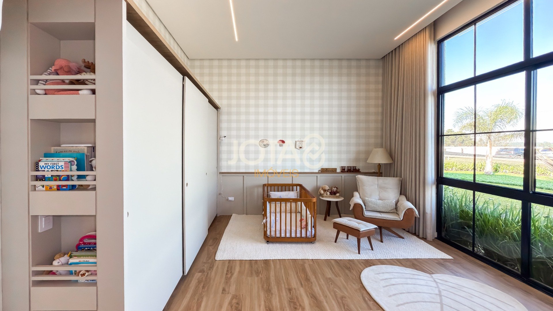 EXUBERANTE CASA TÉRREA EM CONDOMINIO FECHADO