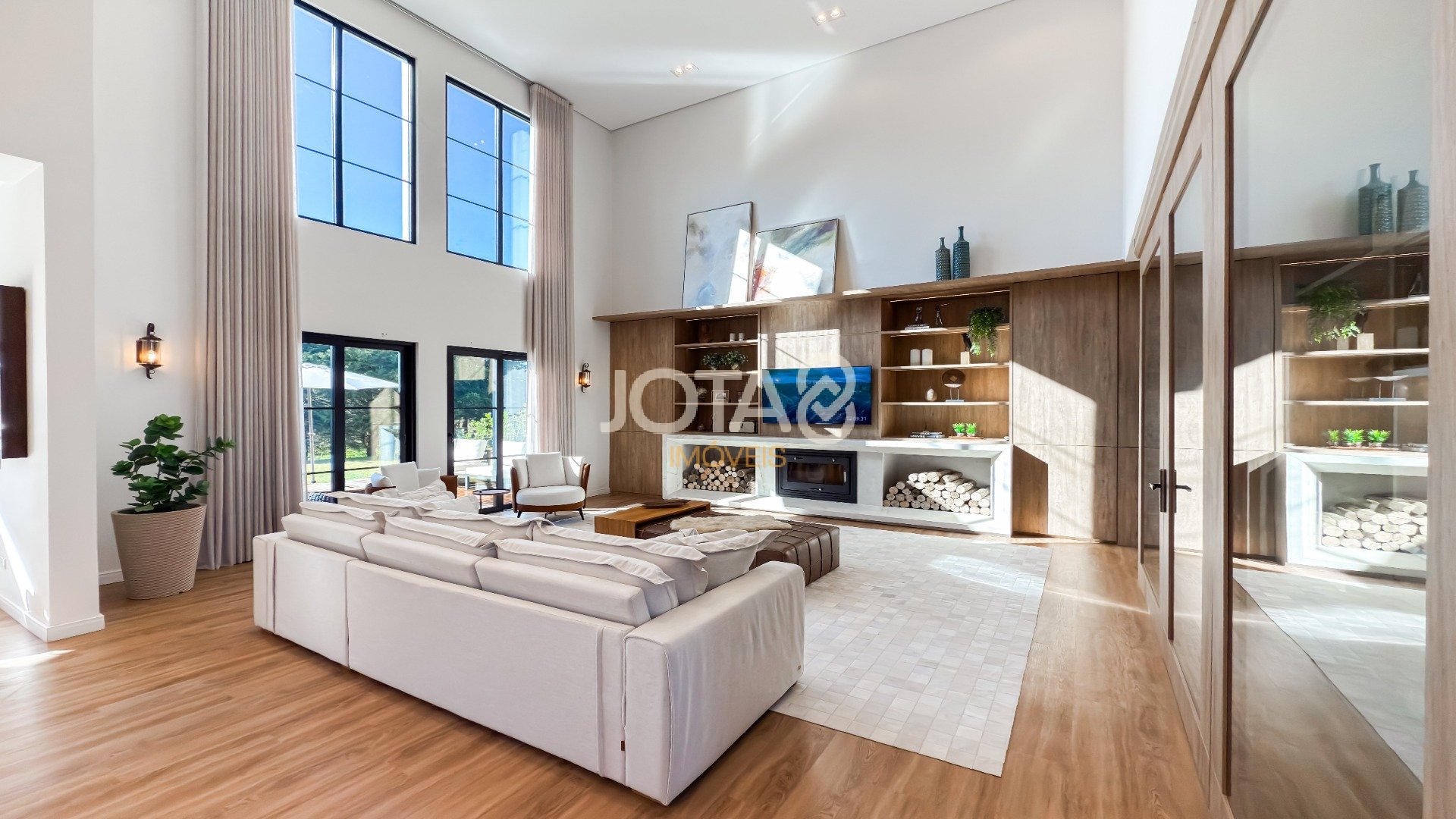 EXUBERANTE CASA TÉRREA EM CONDOMINIO FECHADO