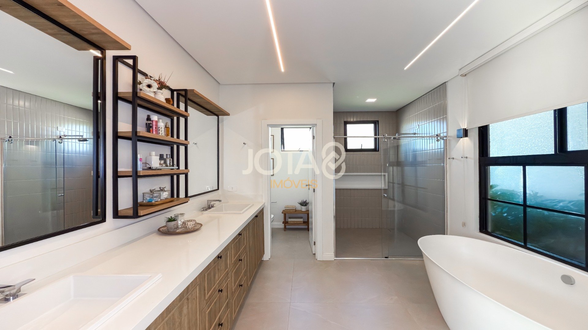 EXUBERANTE CASA TÉRREA EM CONDOMINIO FECHADO