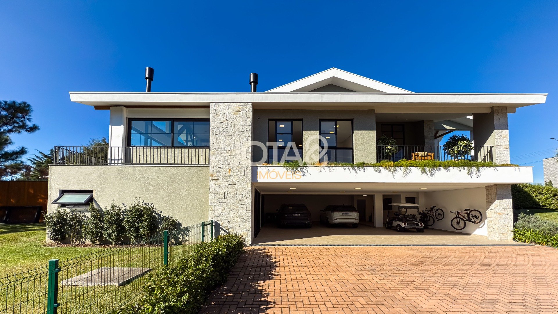 EXUBERANTE CASA TÉRREA EM CONDOMINIO FECHADO