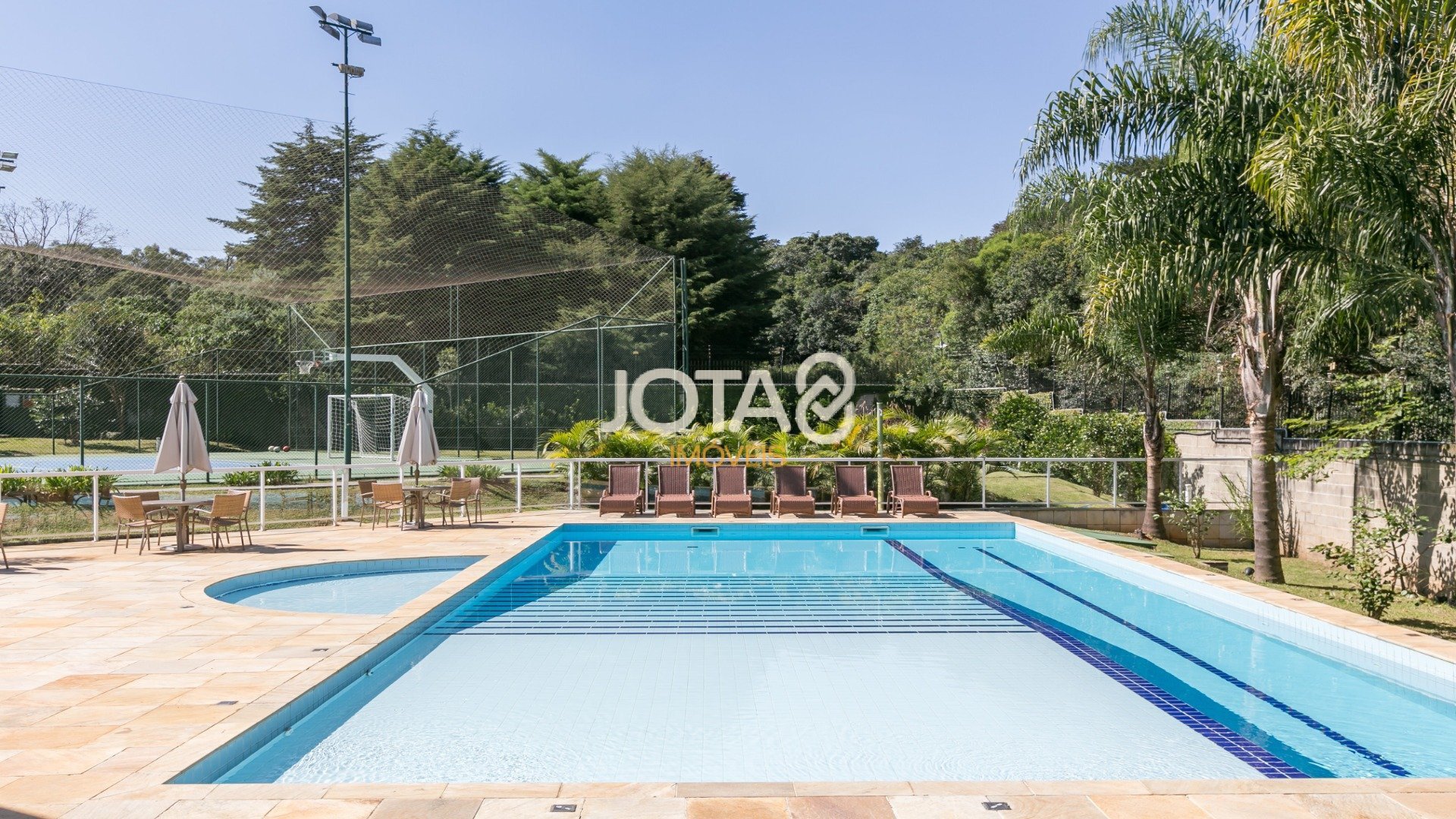 LINDA CASA COM 4 SUÍTES E PISCINA NO CAMPO COMPRIDO