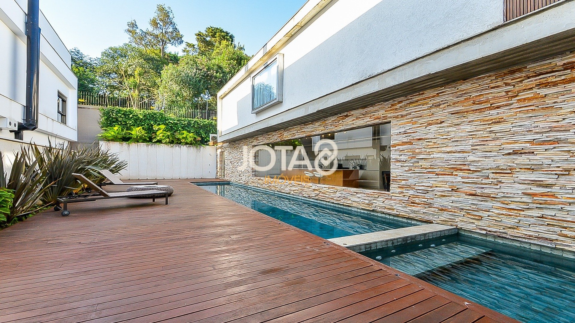 LINDA CASA COM 4 SUÍTES E PISCINA NO CAMPO COMPRIDO