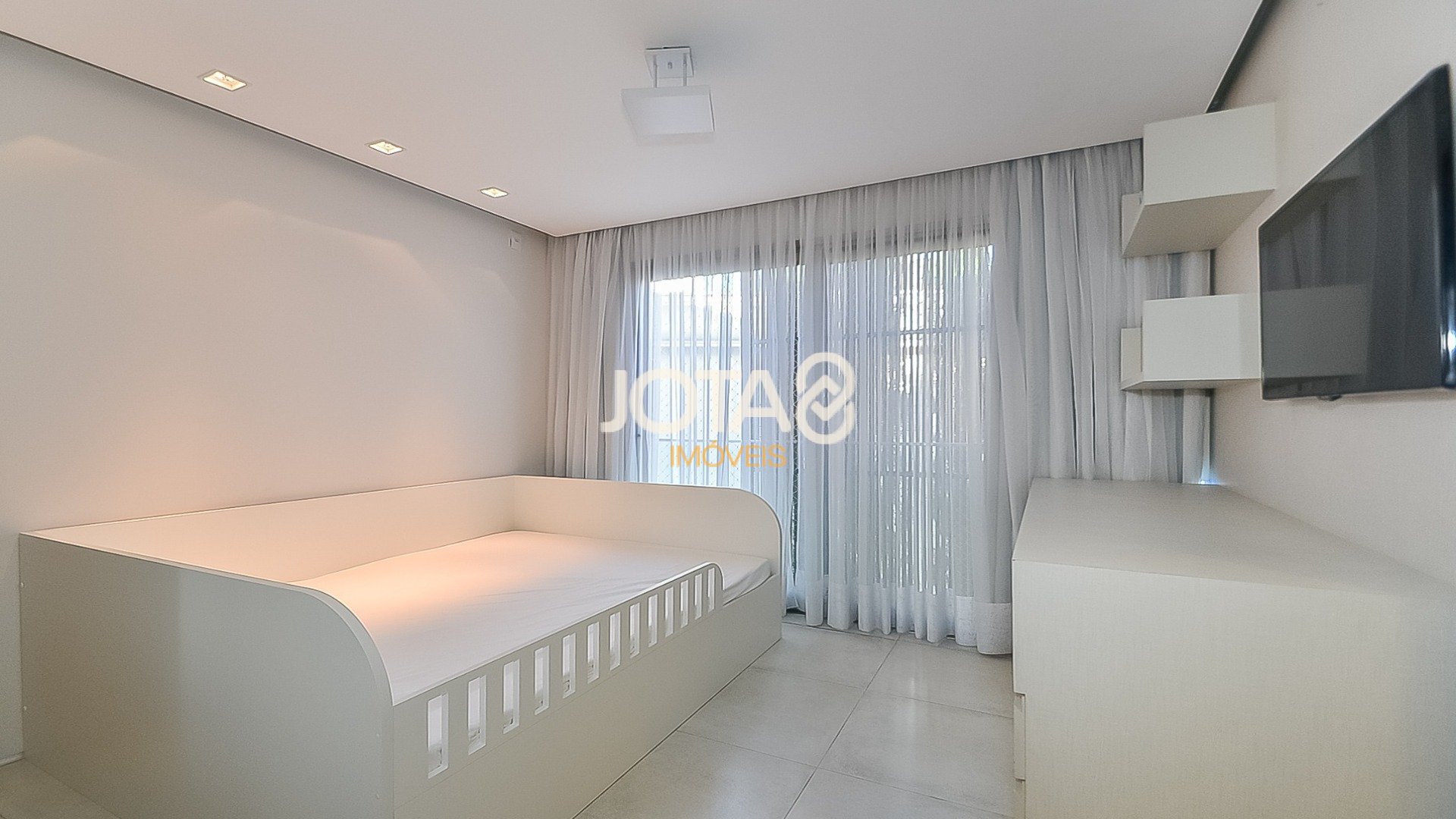 LINDA CASA COM 4 SUÍTES E PISCINA NO CAMPO COMPRIDO