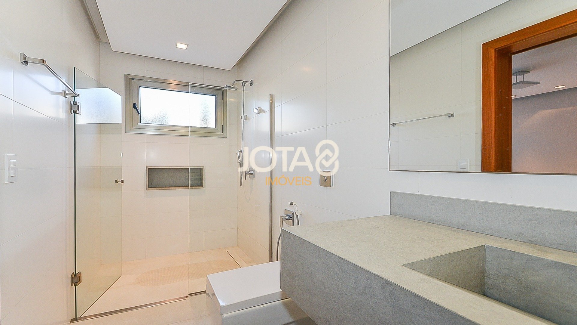 LINDA CASA COM 4 SUÍTES E PISCINA NO CAMPO COMPRIDO