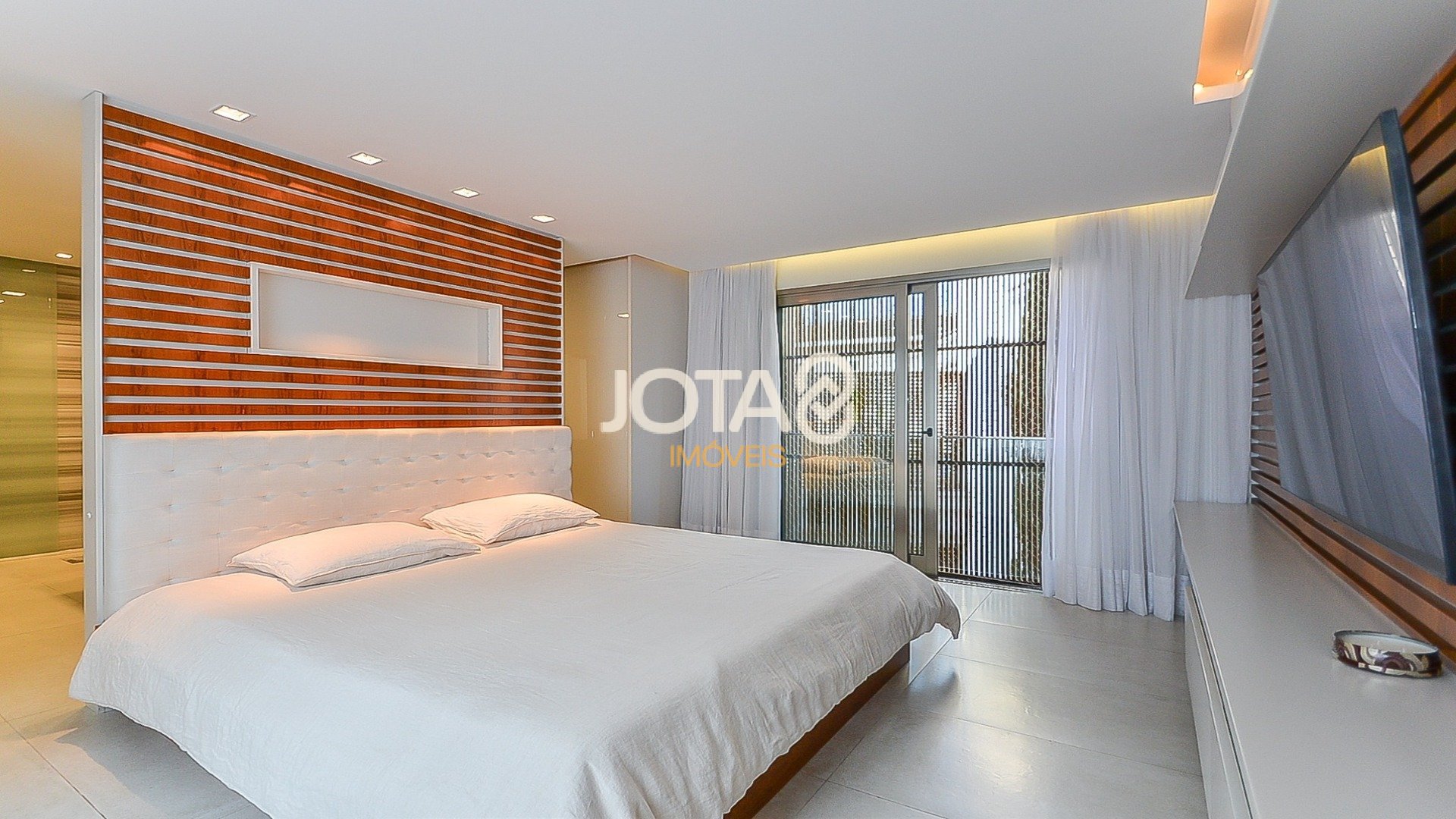 LINDA CASA COM 4 SUÍTES E PISCINA NO CAMPO COMPRIDO