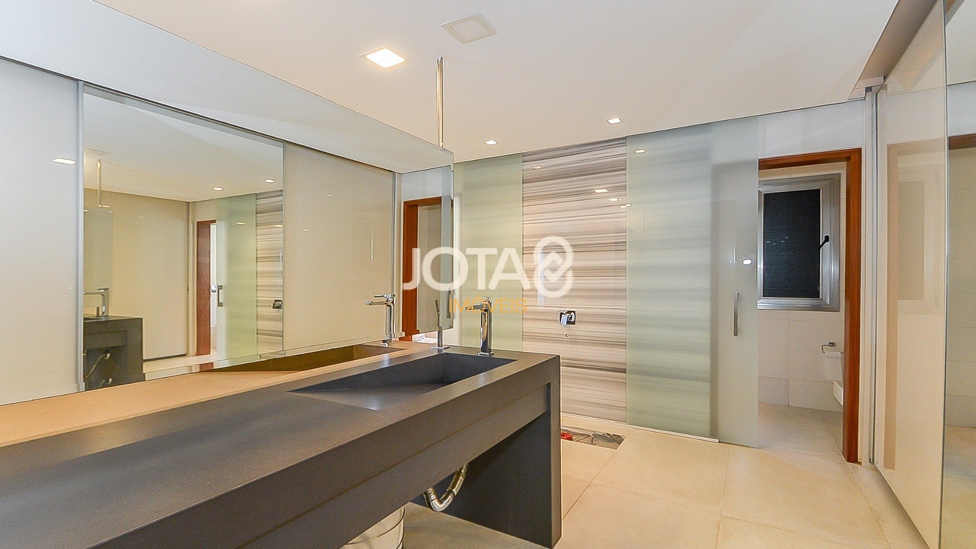 LINDA CASA COM 4 SUÍTES E PISCINA NO CAMPO COMPRIDO