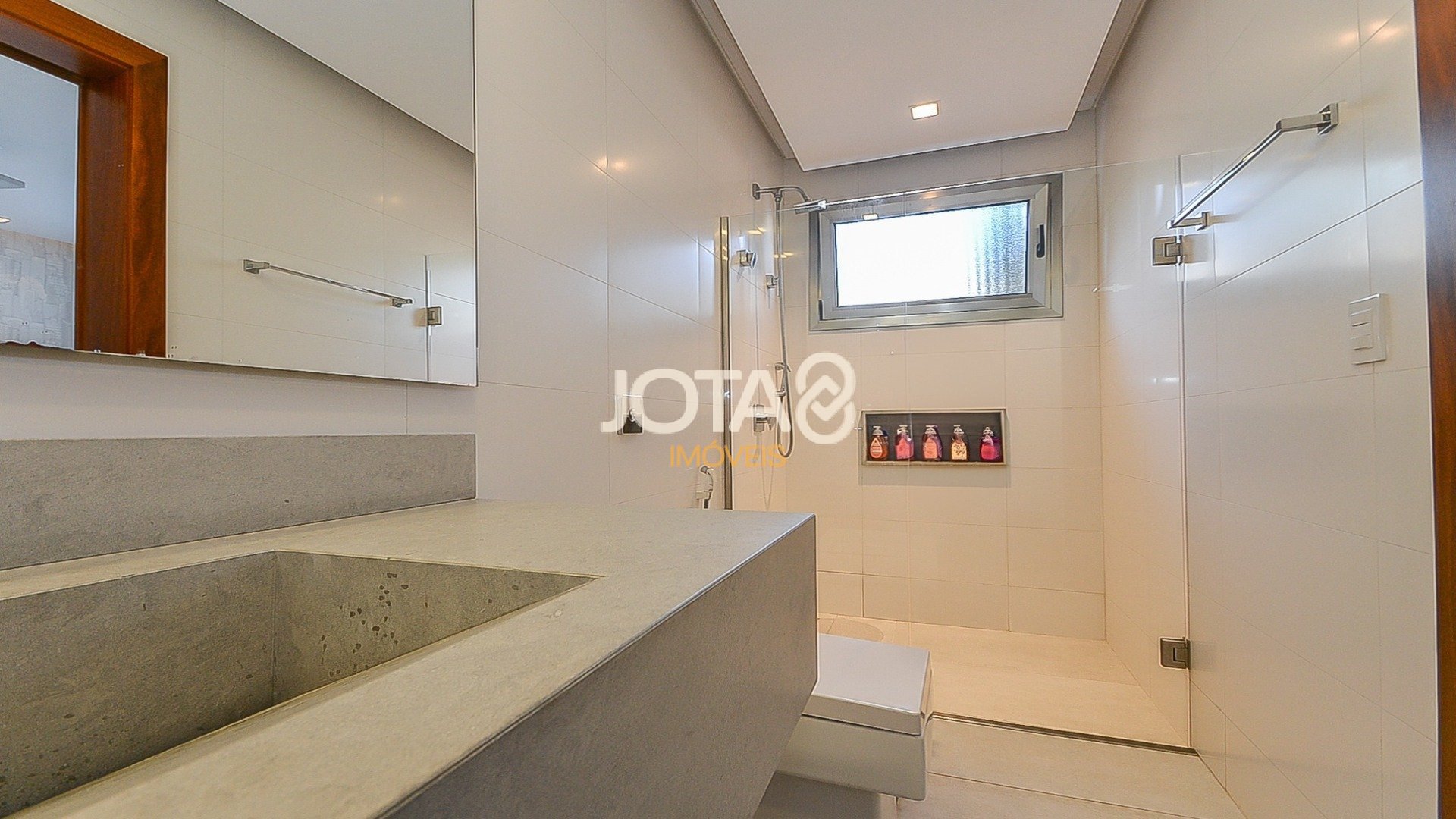 LINDA CASA COM 4 SUÍTES E PISCINA NO CAMPO COMPRIDO