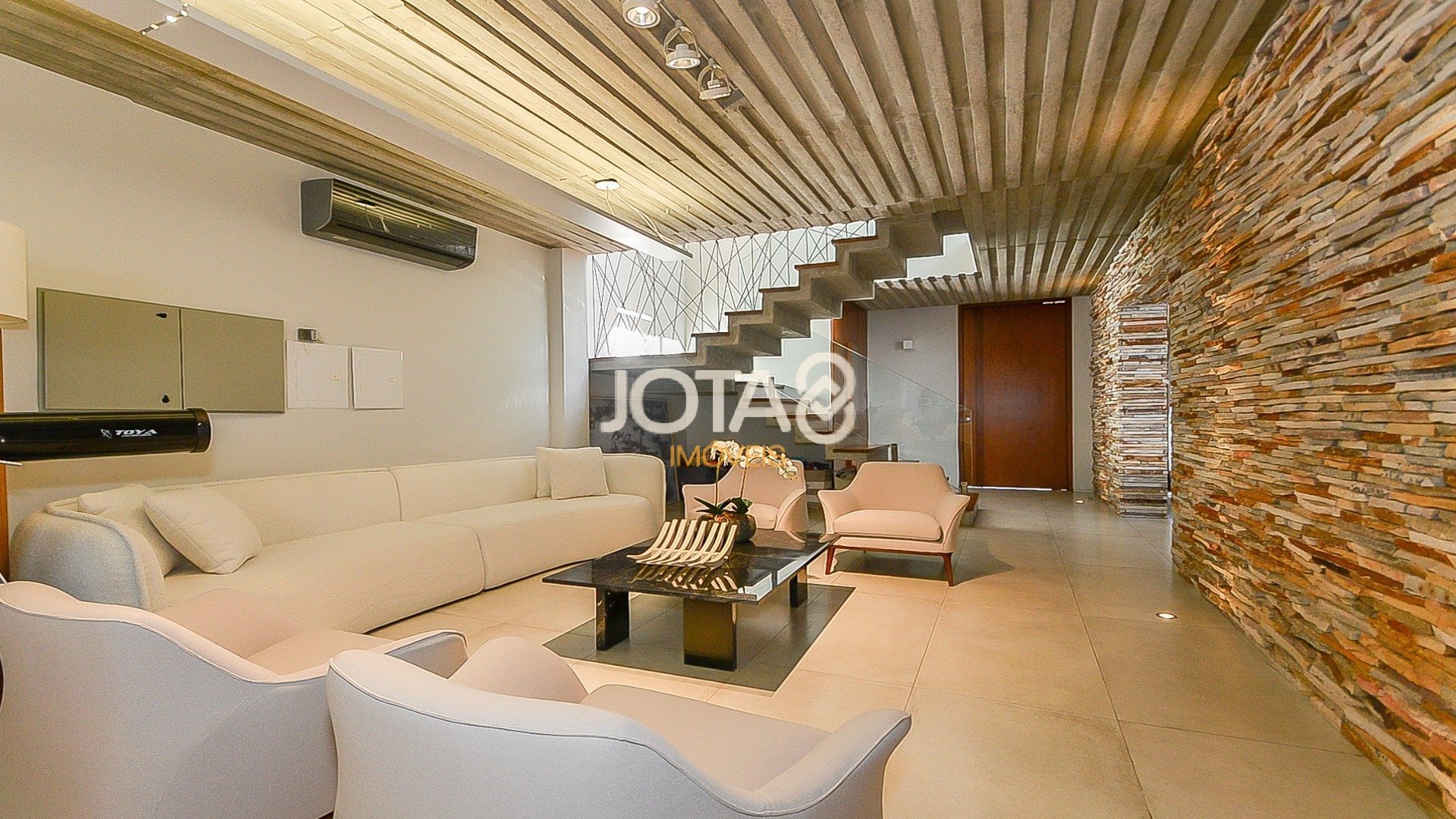 LINDA CASA COM 4 SUÍTES E PISCINA NO CAMPO COMPRIDO
