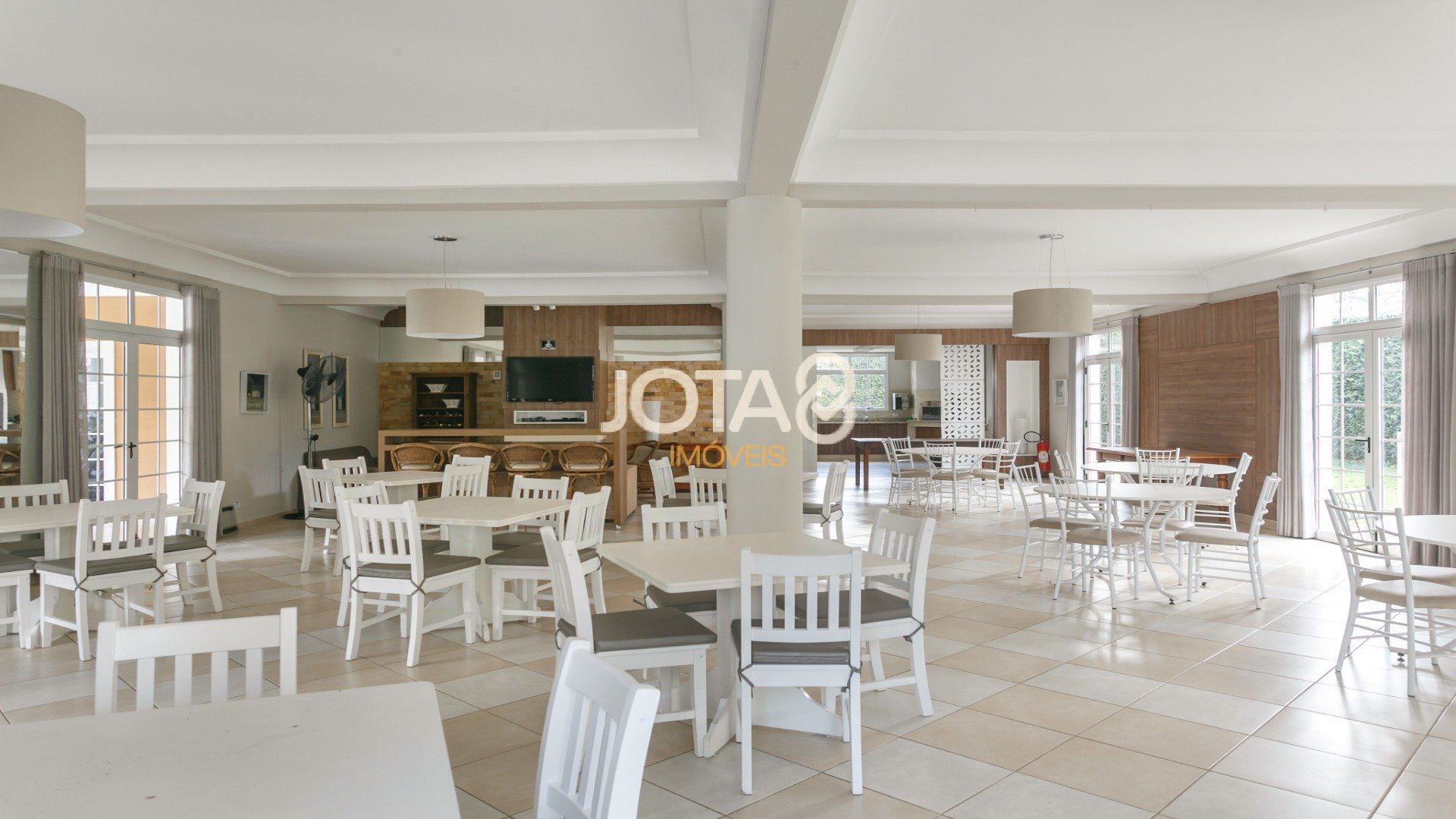 LINDA CASA COM 4 SUÍTES E PISCINA NO CAMPO COMPRIDO