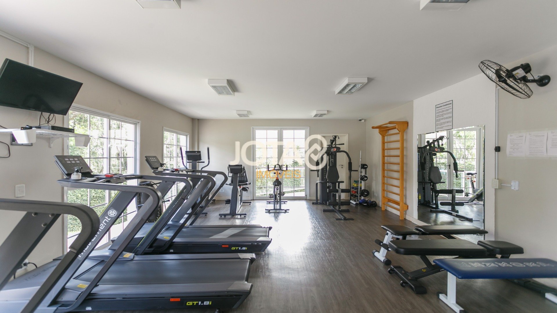 LINDA CASA COM 4 SUÍTES E PISCINA NO CAMPO COMPRIDO