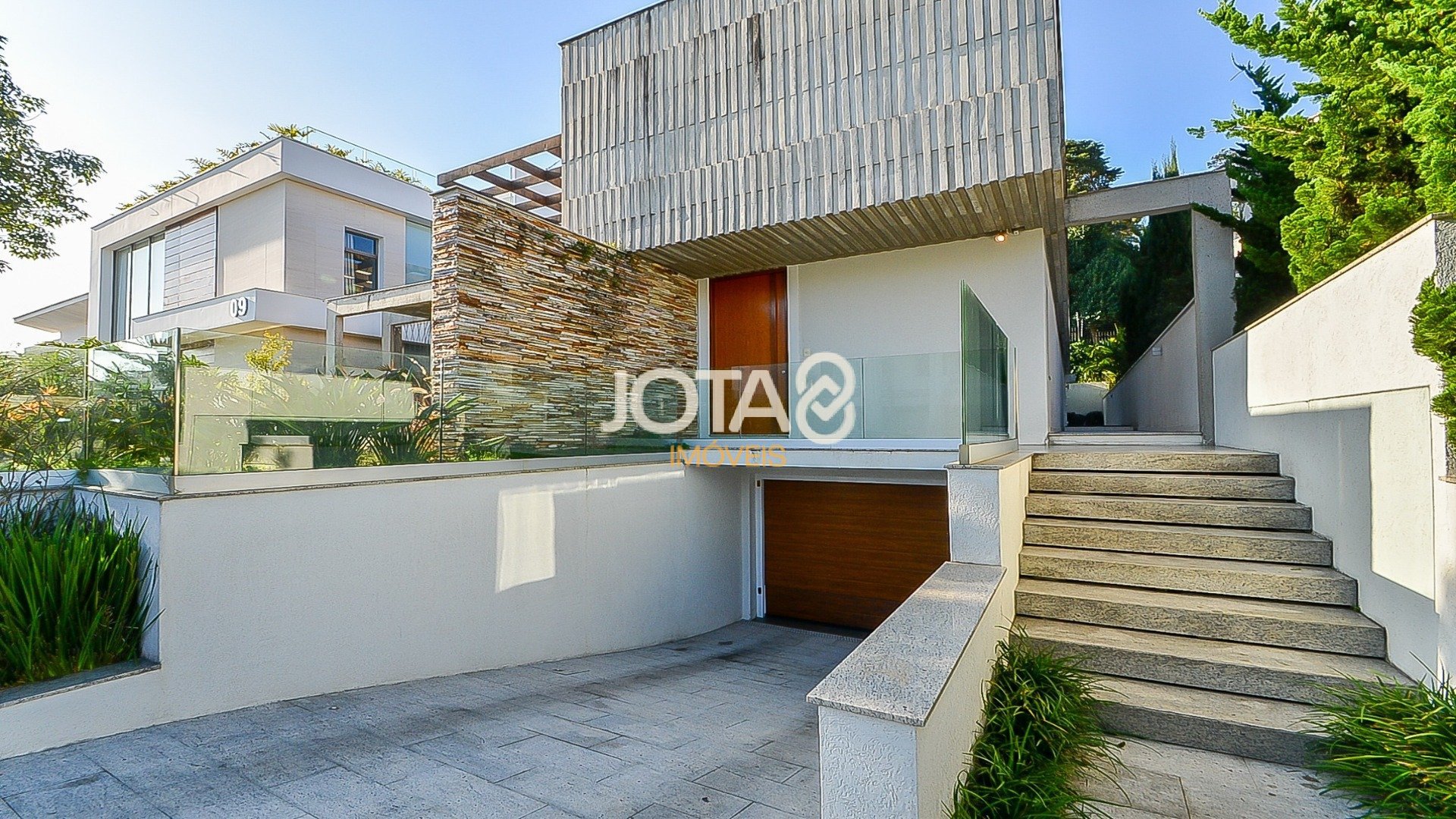 LINDA CASA COM 4 SUÍTES E PISCINA NO CAMPO COMPRIDO