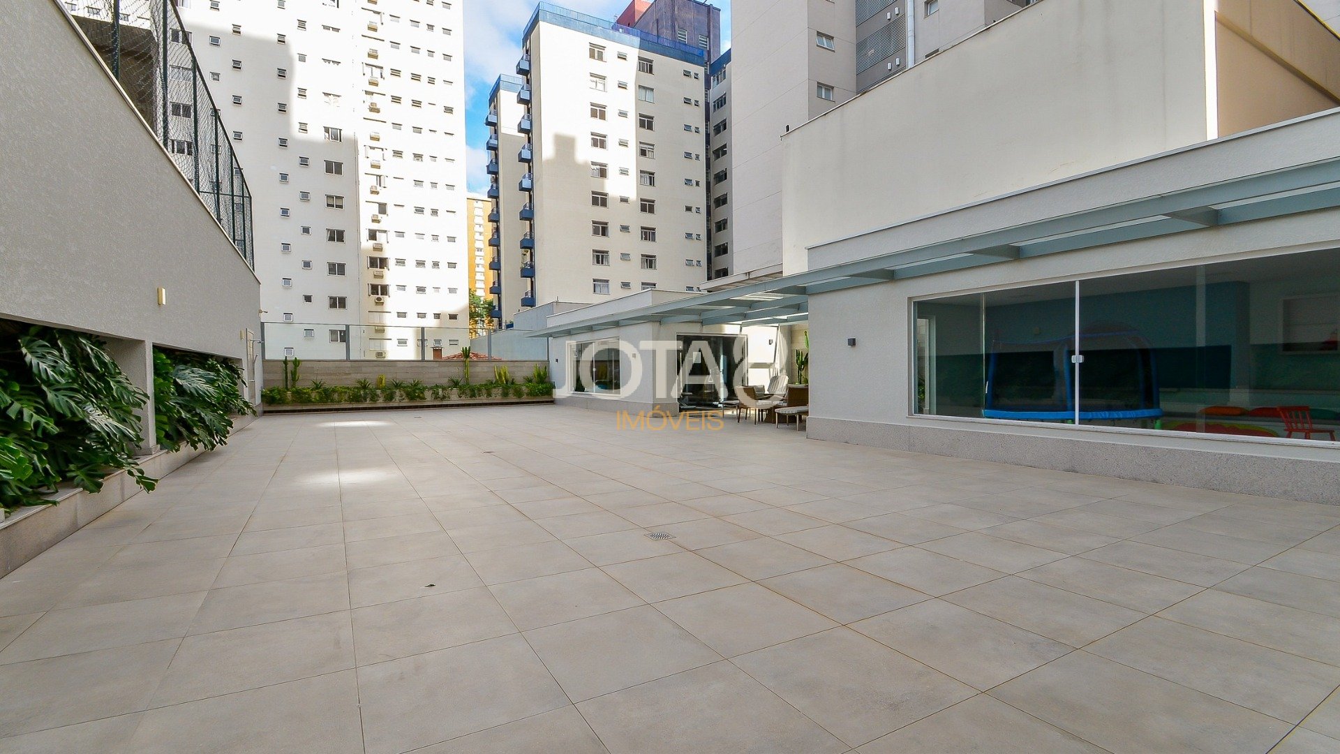 AMPLO APARTAMENTO COM 4 QUARTOS  NO BATEL