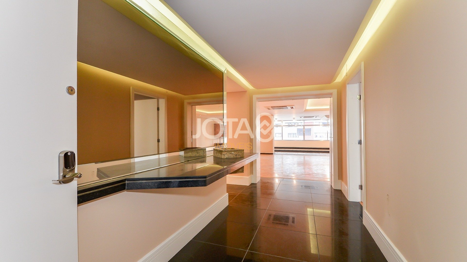 AMPLO APARTAMENTO COM 4 QUARTOS  NO BATEL