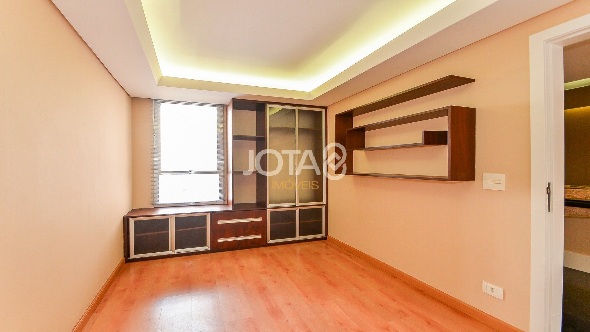 AMPLO APARTAMENTO COM 4 QUARTOS  NO BATEL
