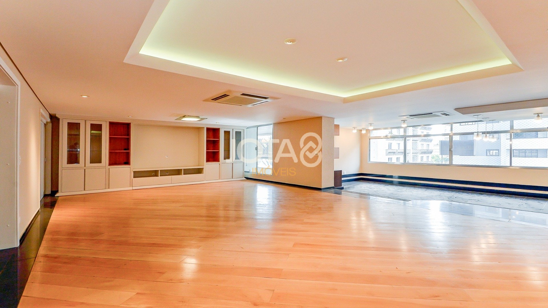 Foto de destaque Amplo apartamento com 4 quartos  no batel