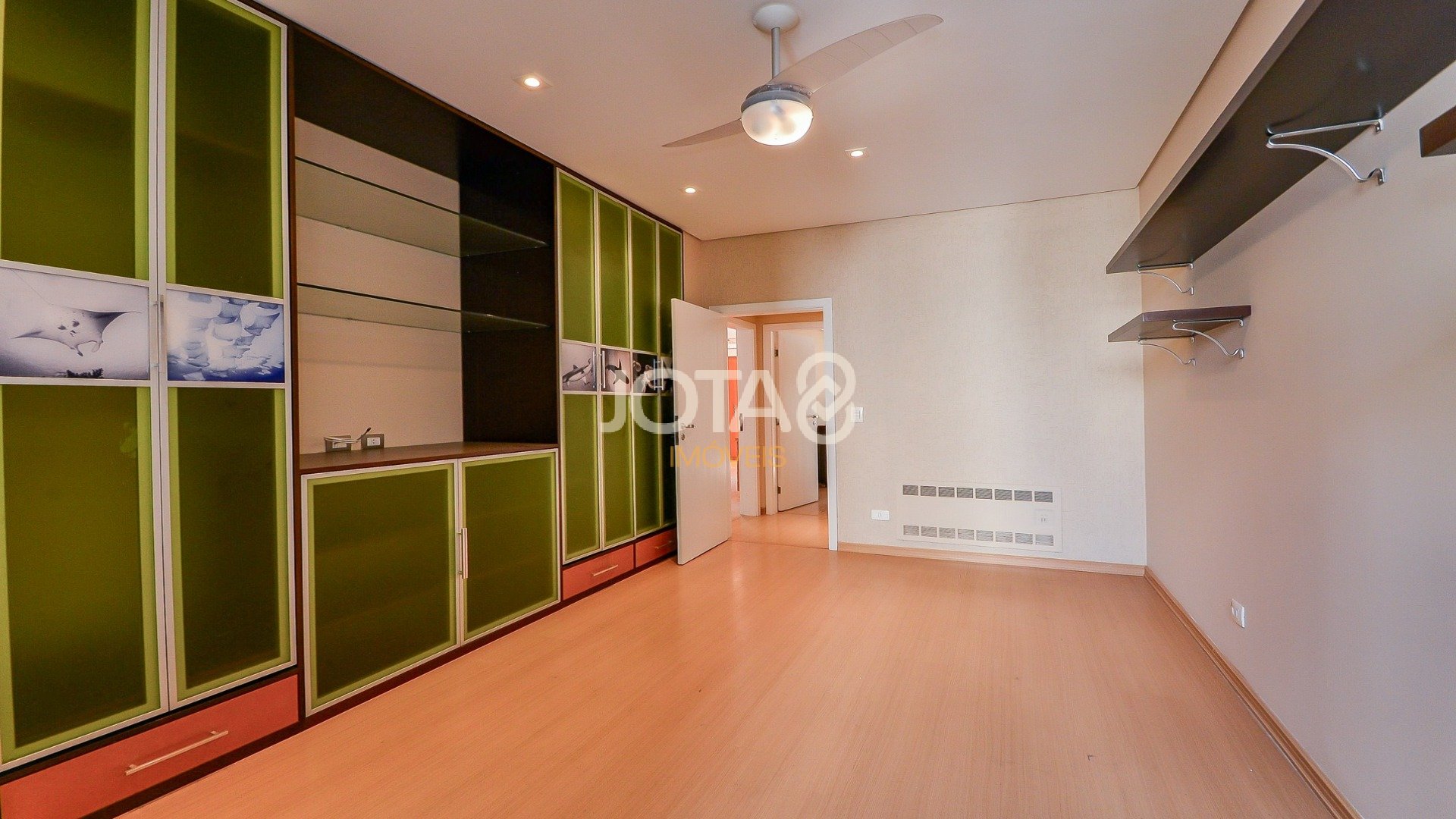 AMPLO APARTAMENTO COM 4 QUARTOS  NO BATEL