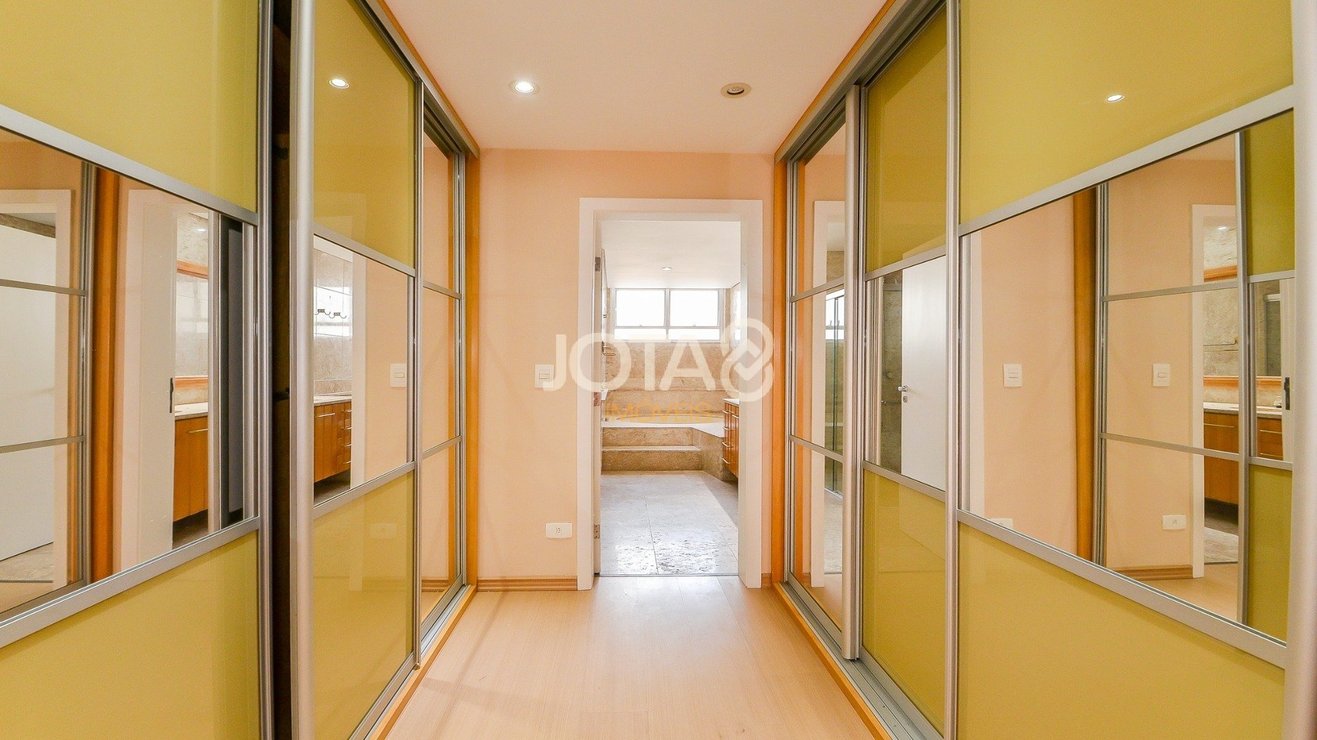 AMPLO APARTAMENTO COM 4 QUARTOS  NO BATEL