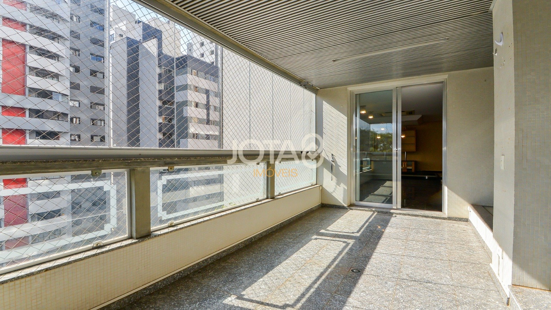 AMPLO APARTAMENTO COM 4 QUARTOS  NO BATEL