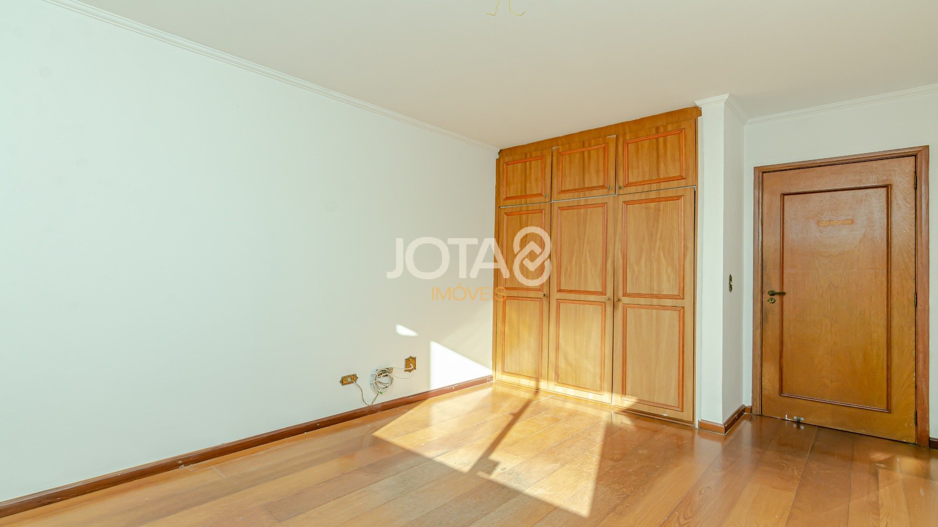 APARTAMENTO COM 4 QUARTOS NO MERCÊS