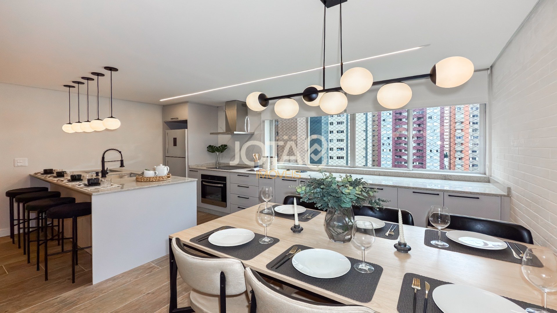 APARTAMENTO REFORMADO E MOBILIADO COM 2 QUARTOS E 1 VAGA NO BIGORRILHO