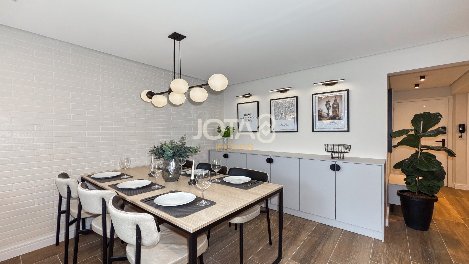 APARTAMENTO REFORMADO E MOBILIADO COM 2 QUARTOS E 1 VAGA NO BIGORRILHO