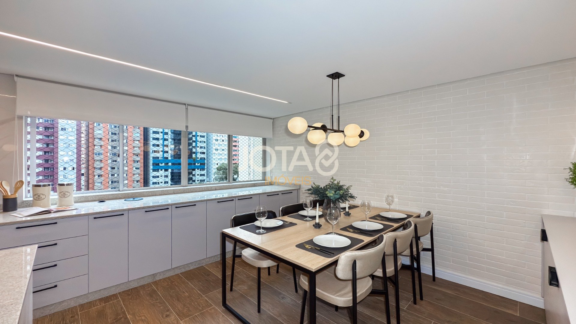 APARTAMENTO REFORMADO E MOBILIADO COM 2 QUARTOS E 1 VAGA NO BIGORRILHO