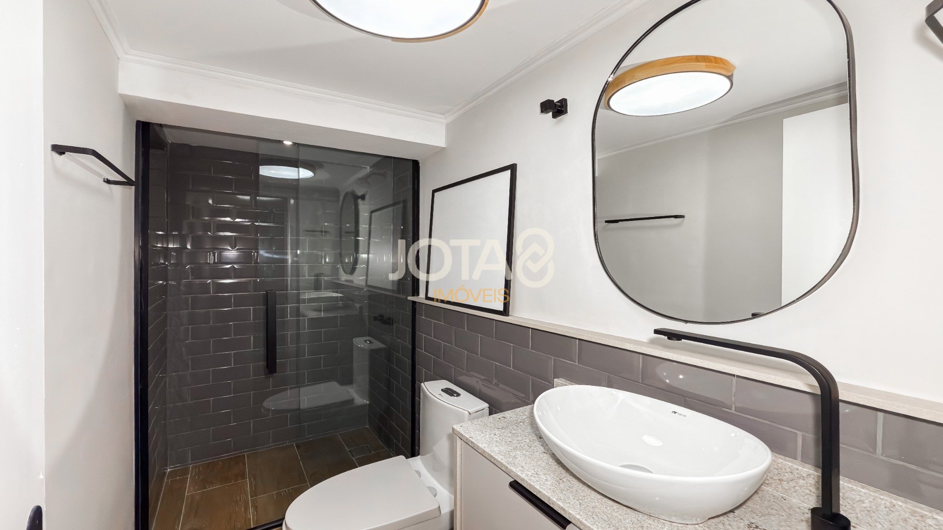 APARTAMENTO REFORMADO E MOBILIADO COM 2 QUARTOS E 1 VAGA NO BIGORRILHO