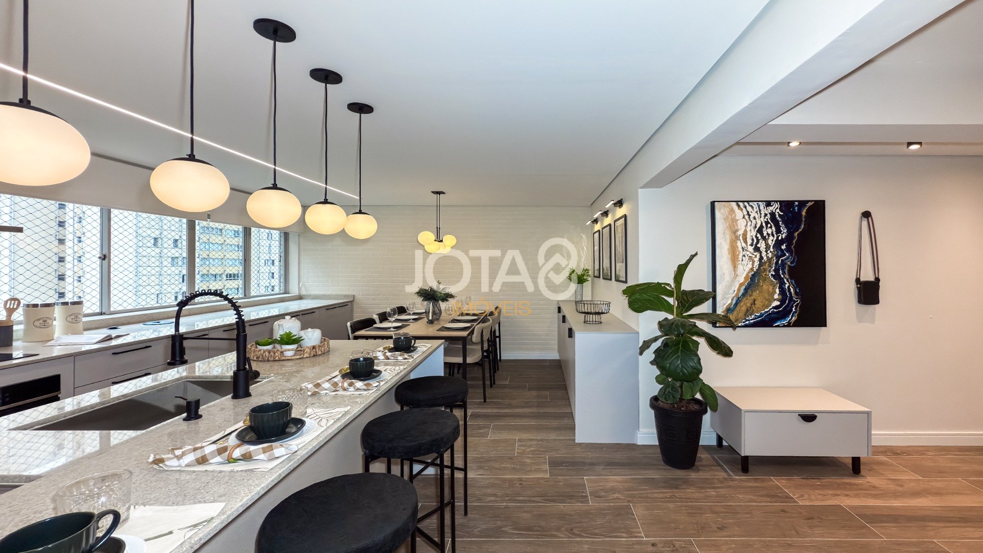 APARTAMENTO REFORMADO E MOBILIADO COM 2 QUARTOS E 1 VAGA NO BIGORRILHO