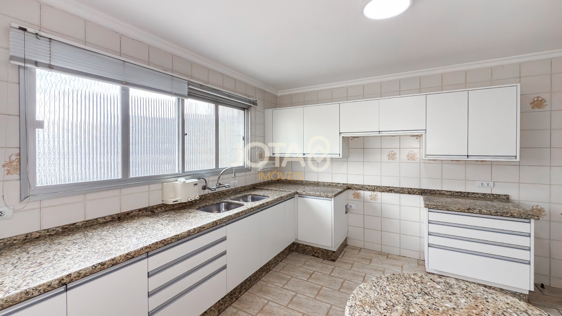 ÁGUA VERDE 158M² -  INVISTA NO ENDEREÇO. TRANSFORME O ESPAÇO.