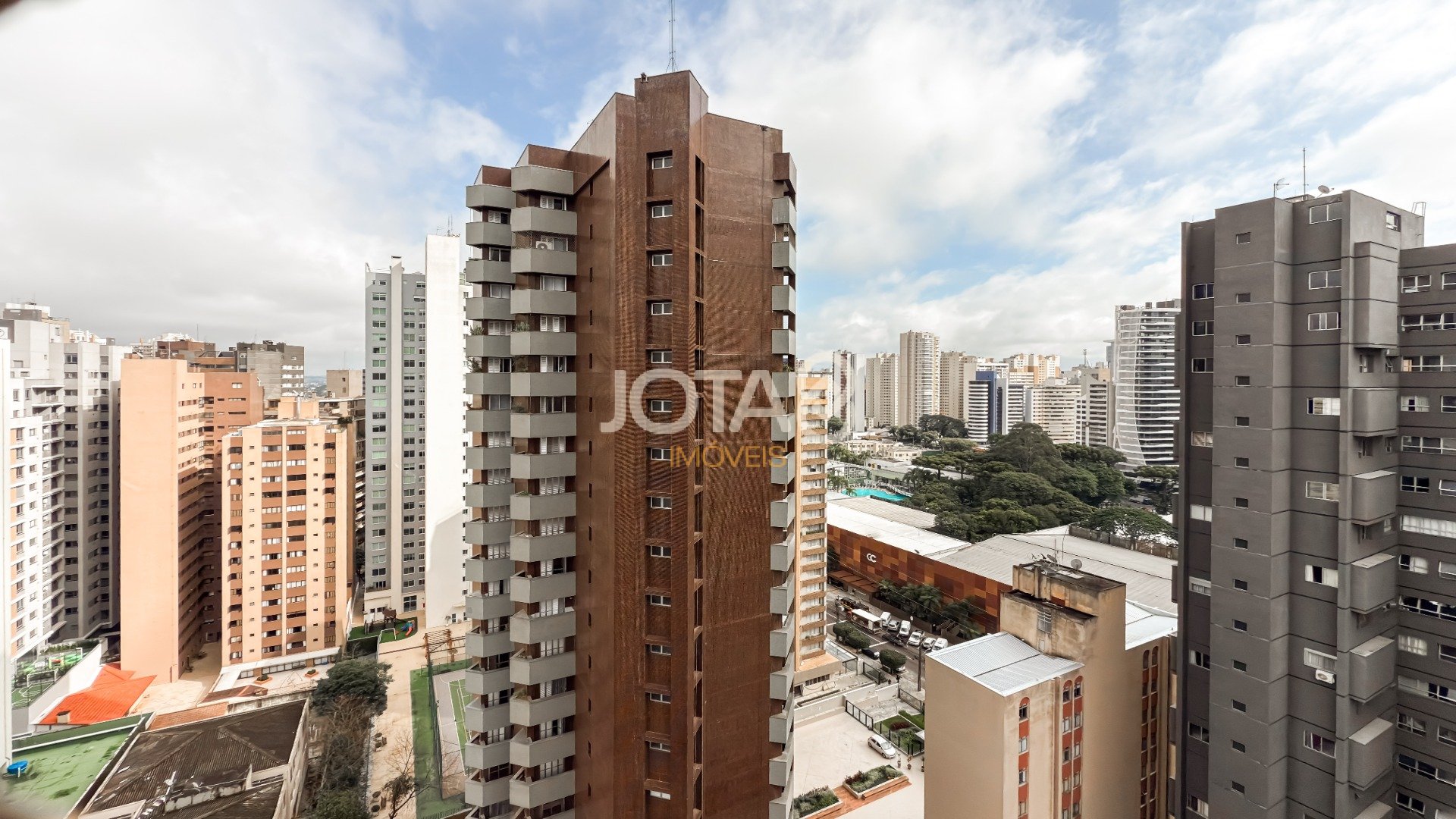 ÁGUA VERDE 158M² -  INVISTA NO ENDEREÇO. TRANSFORME O ESPAÇO.
