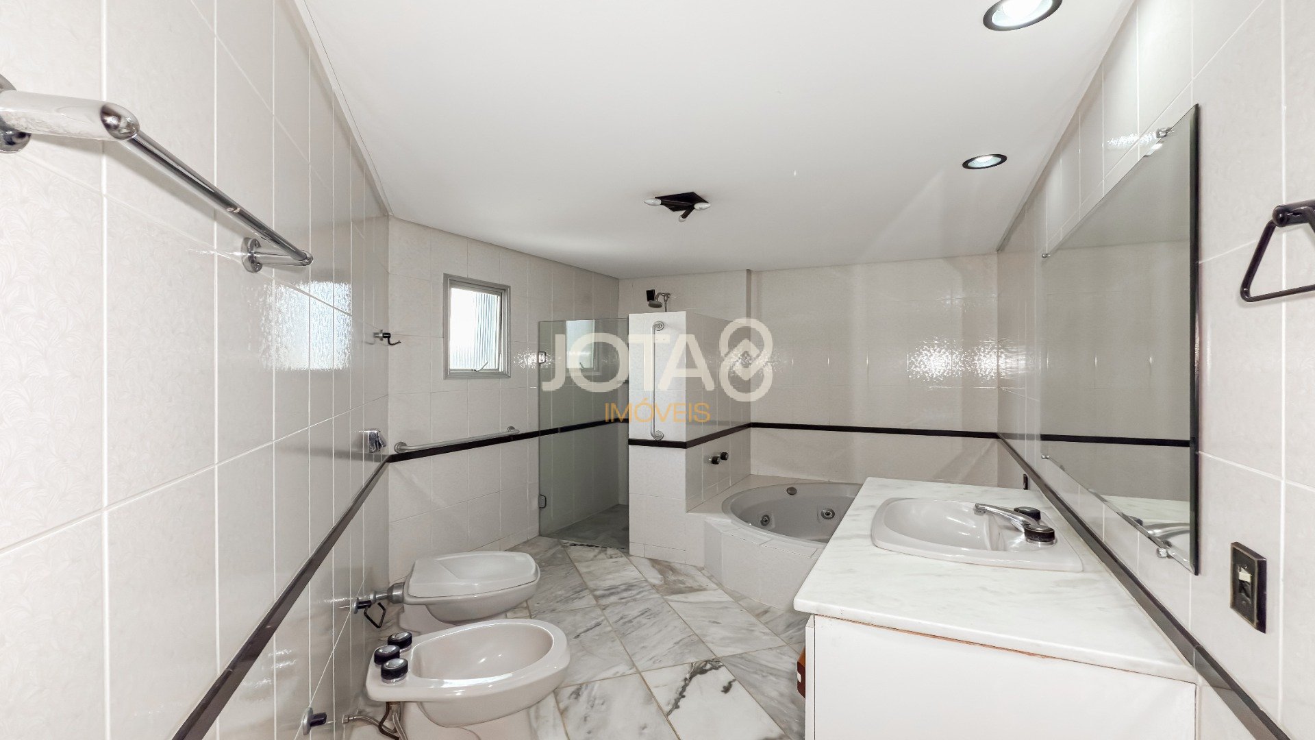 ÁGUA VERDE 158M² -  INVISTA NO ENDEREÇO. TRANSFORME O ESPAÇO.
