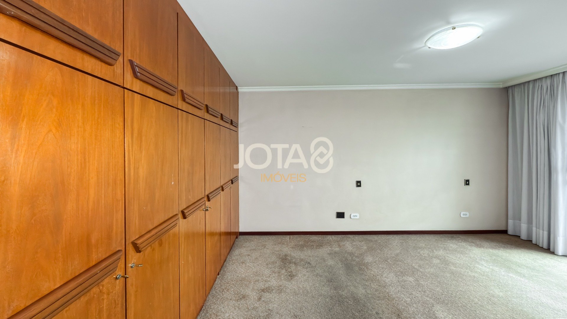 ÁGUA VERDE 158M² -  INVISTA NO ENDEREÇO. TRANSFORME O ESPAÇO.