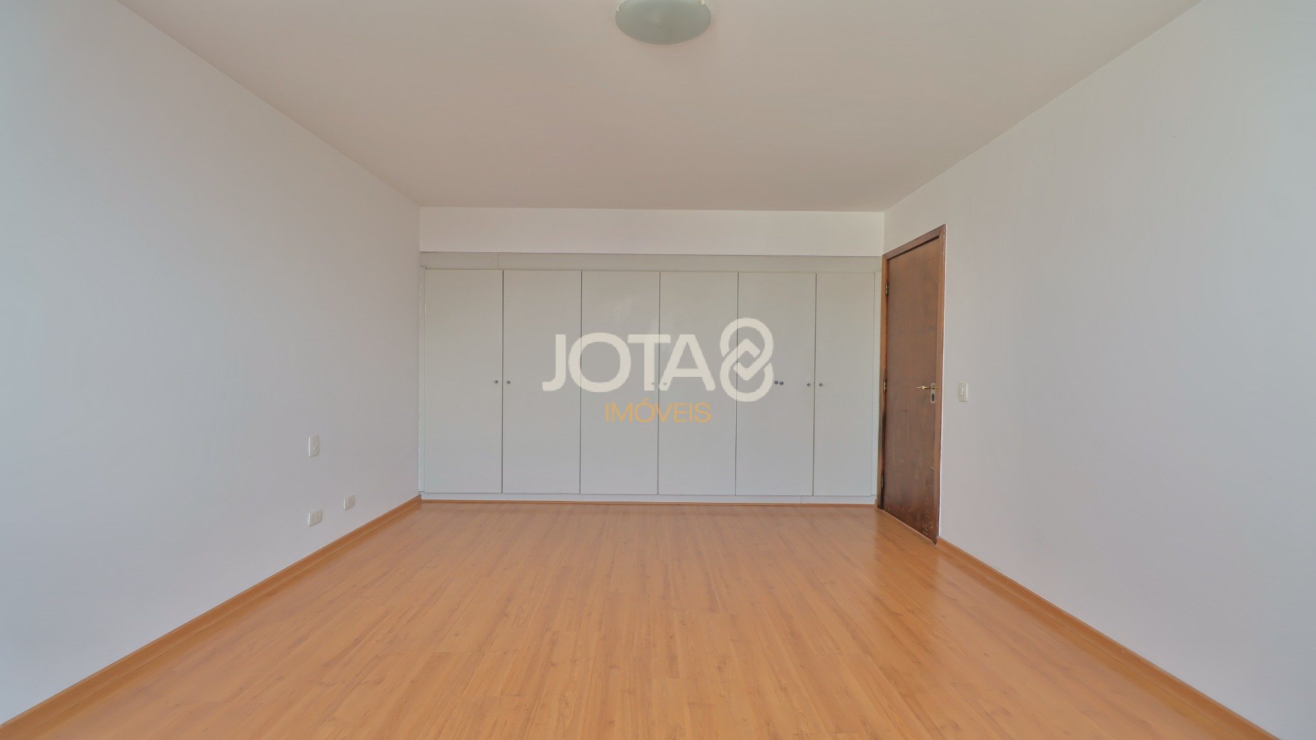4 DORMITÓRIOS COM 2 SUÍTES NA RUA GUTEMBERG