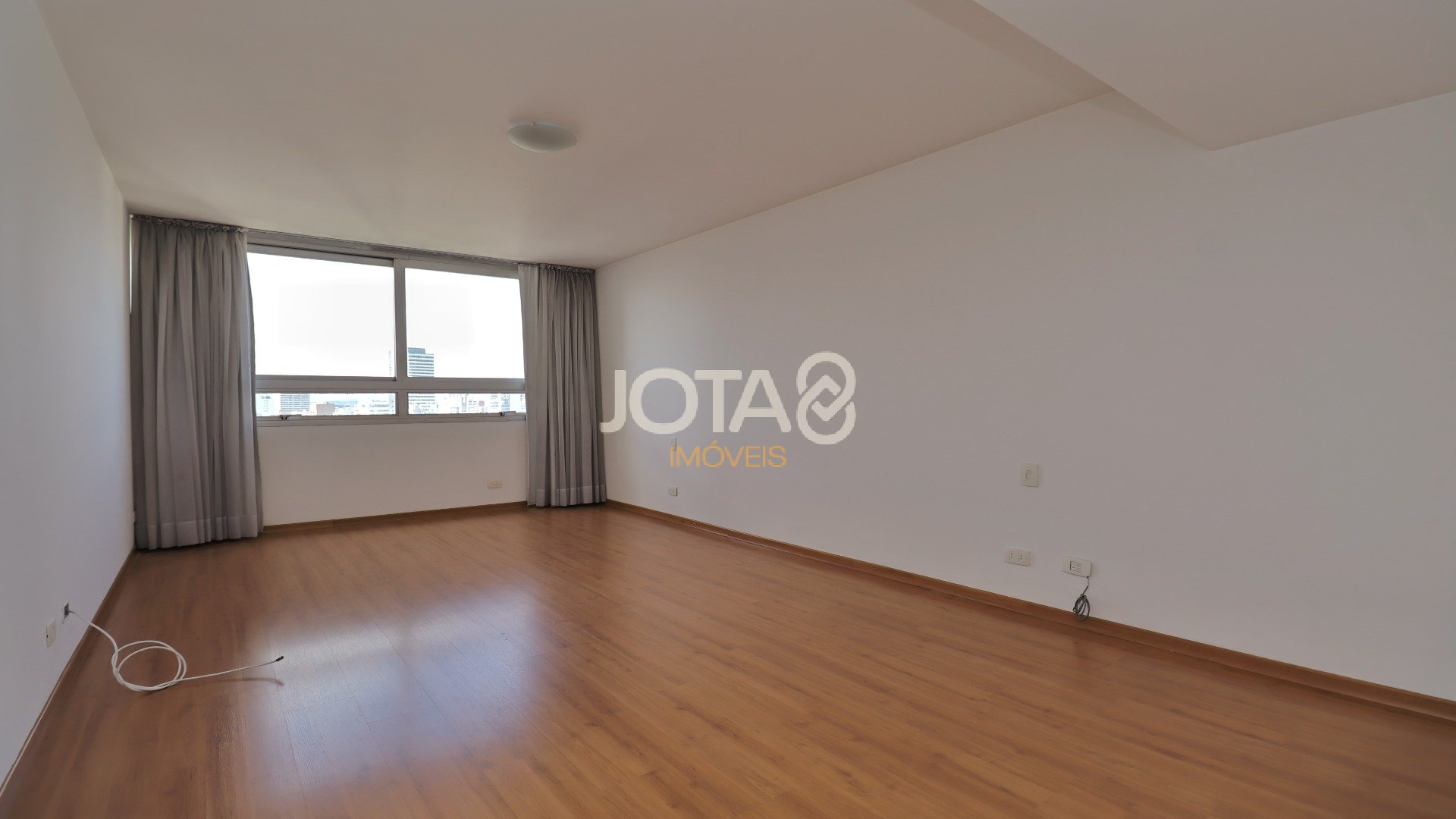 4 DORMITÓRIOS COM 2 SUÍTES NA RUA GUTEMBERG