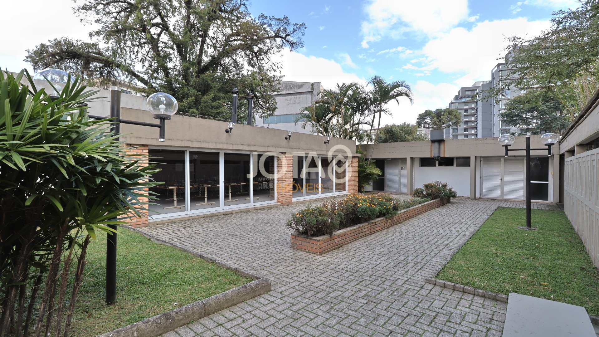 4 DORMITÓRIOS COM 2 SUÍTES NA RUA GUTEMBERG