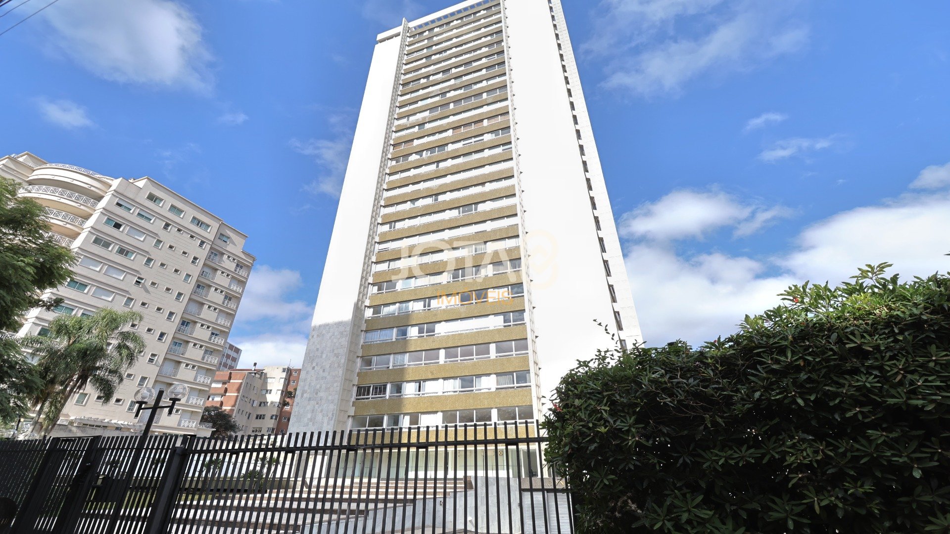 4 DORMITÓRIOS COM 2 SUÍTES NA RUA GUTEMBERG