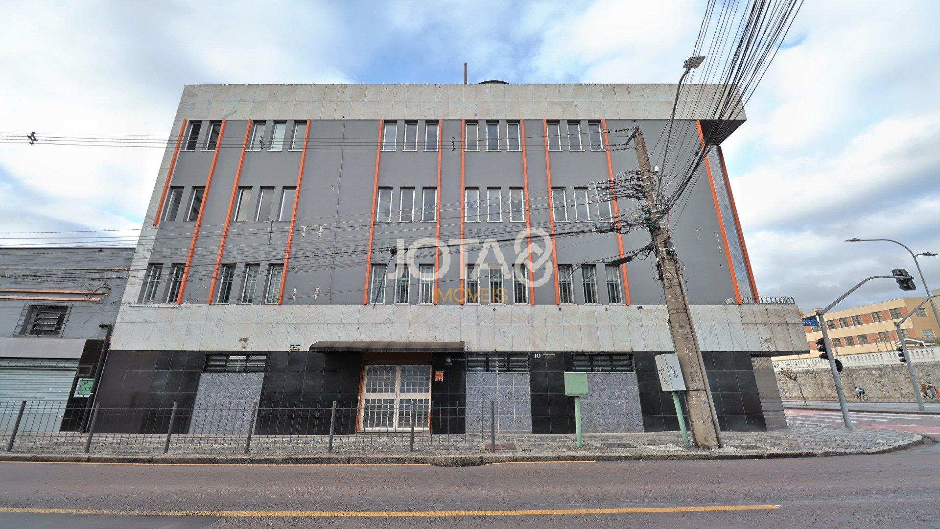 PRÉDIO COMERCIAL NO CENTRO