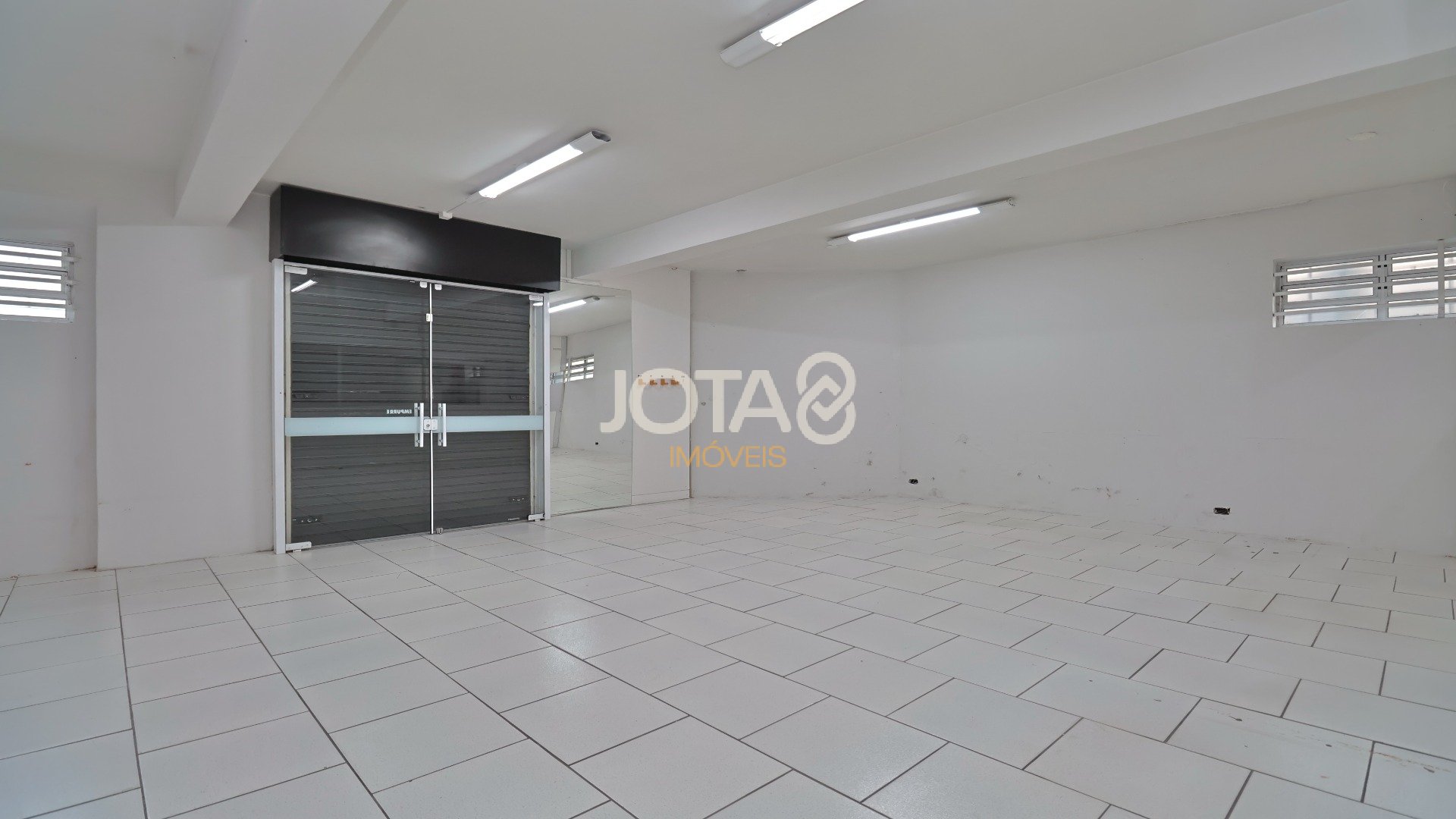 PRÉDIO COMERCIAL NO CENTRO