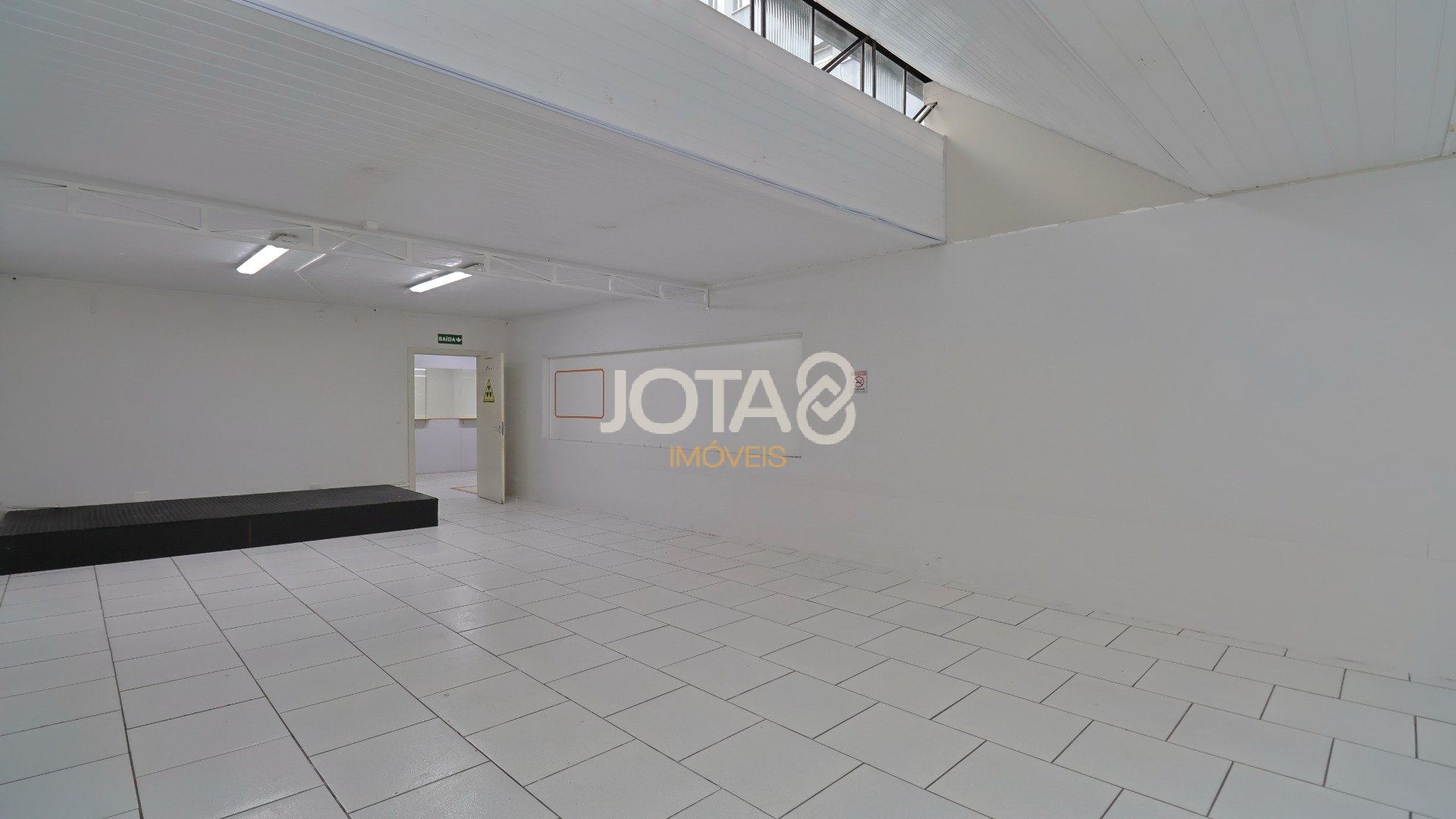 PRÉDIO COMERCIAL NO CENTRO