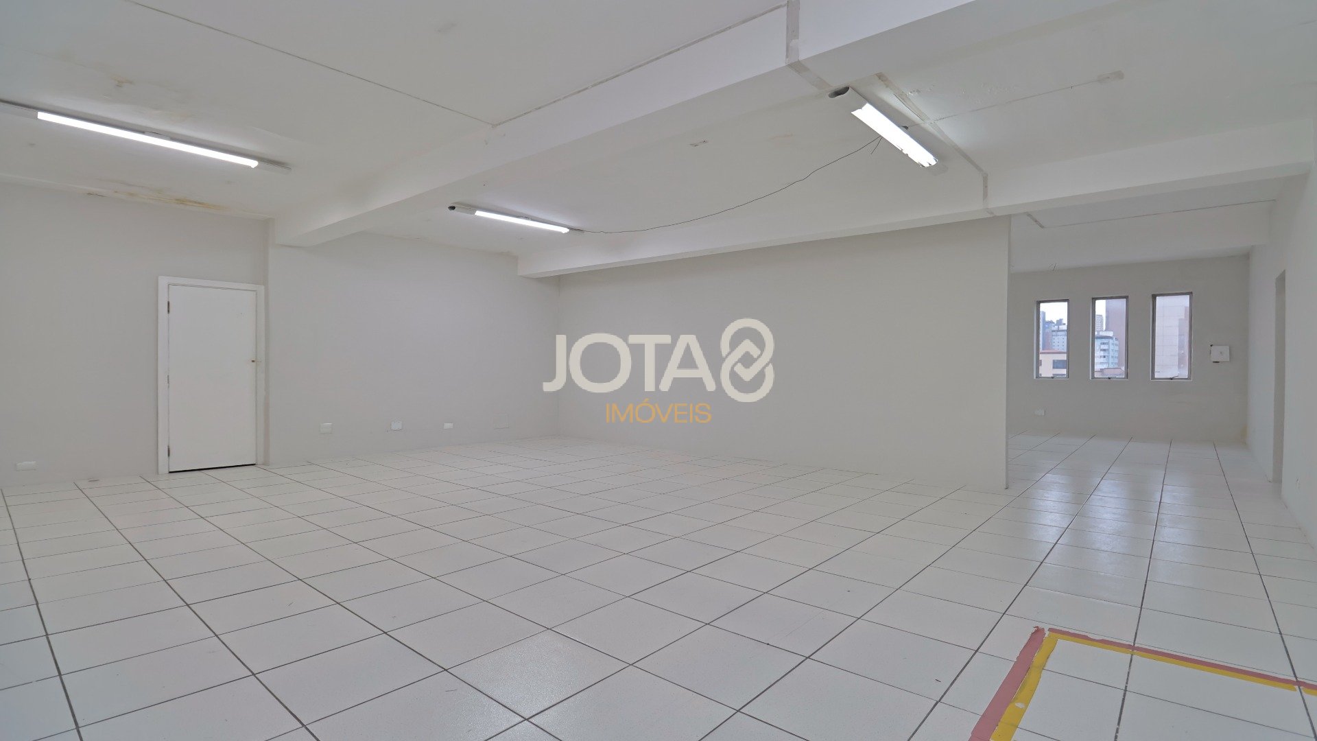 PRÉDIO COMERCIAL NO CENTRO