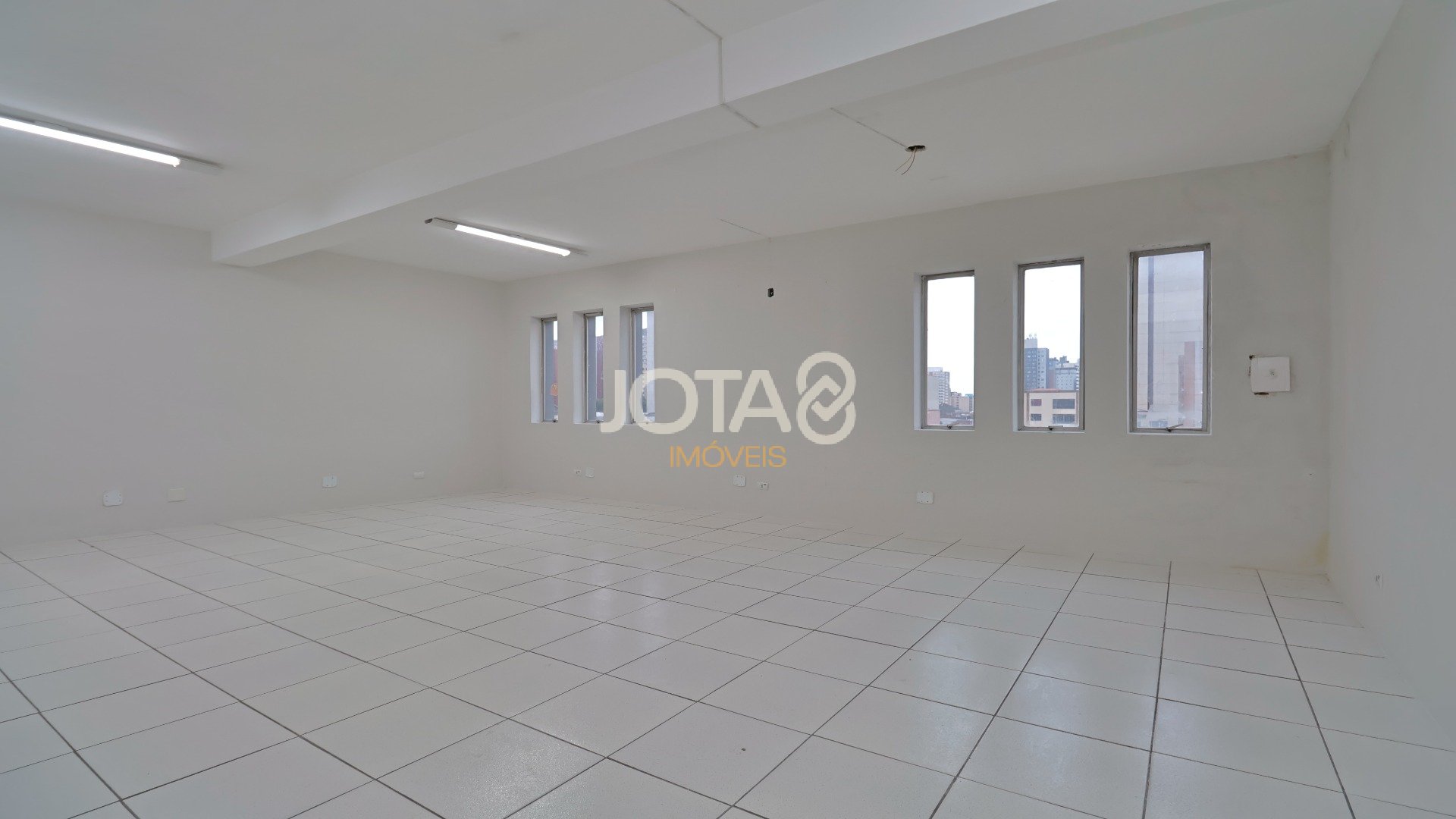PRÉDIO COMERCIAL NO CENTRO