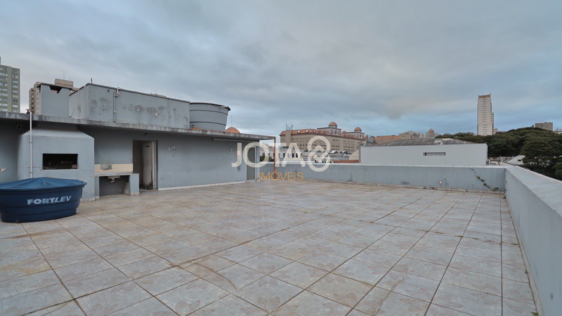 PRÉDIO COMERCIAL NO CENTRO