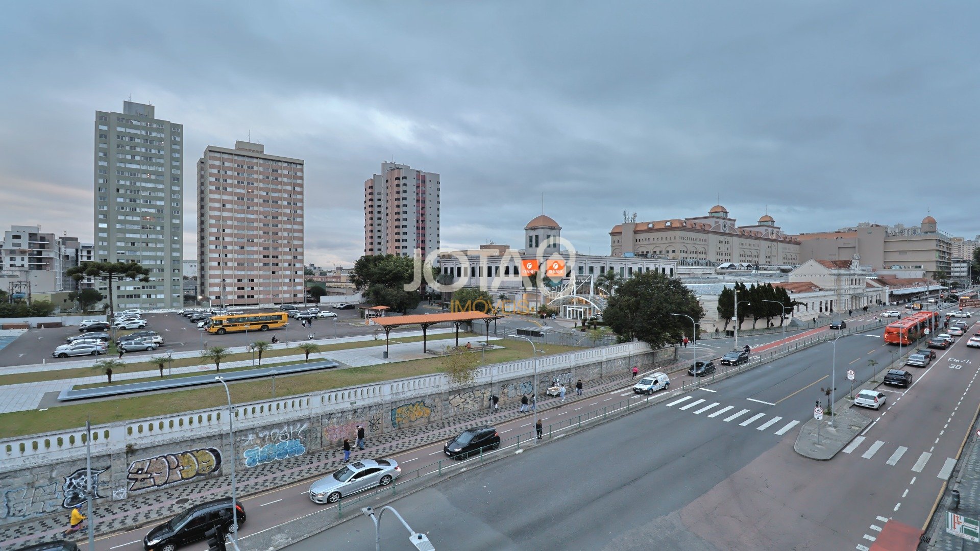 PRÉDIO COMERCIAL NO CENTRO