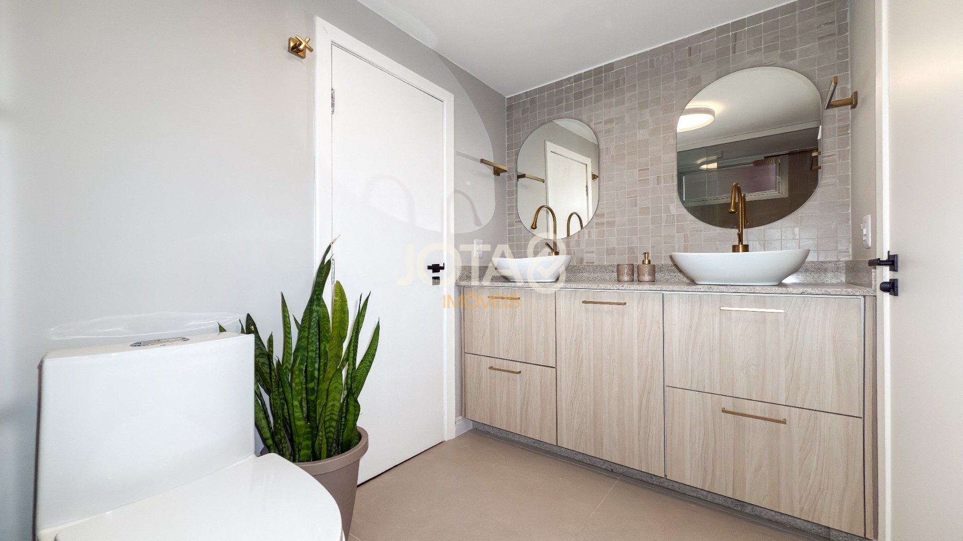 APARTAMENTO RETROFIT COM 3 QUARTOS E 1 VAGA NO ÁGUA VERDE