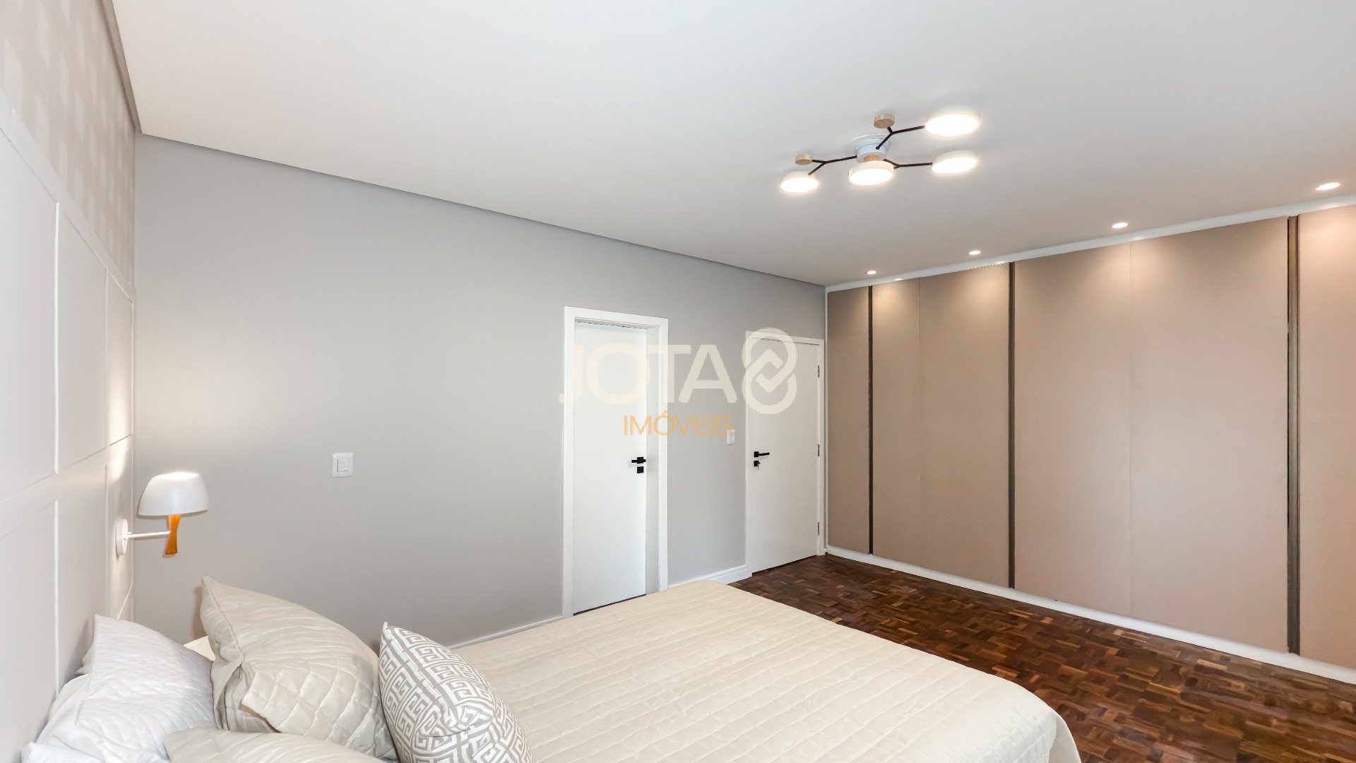 APARTAMENTO RETROFIT COM 3 QUARTOS E 1 VAGA NO ÁGUA VERDE
